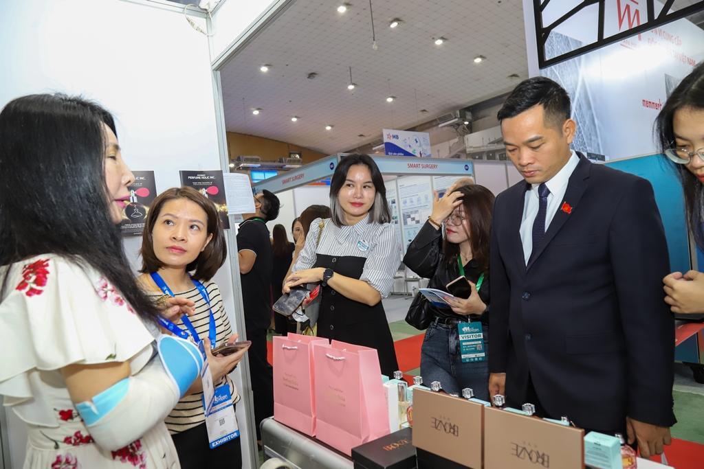 VietNam Medipharm Expo quy tụ gần 100 gian hàng đến từ 8 quốc gia và vùng lãnh thổ.