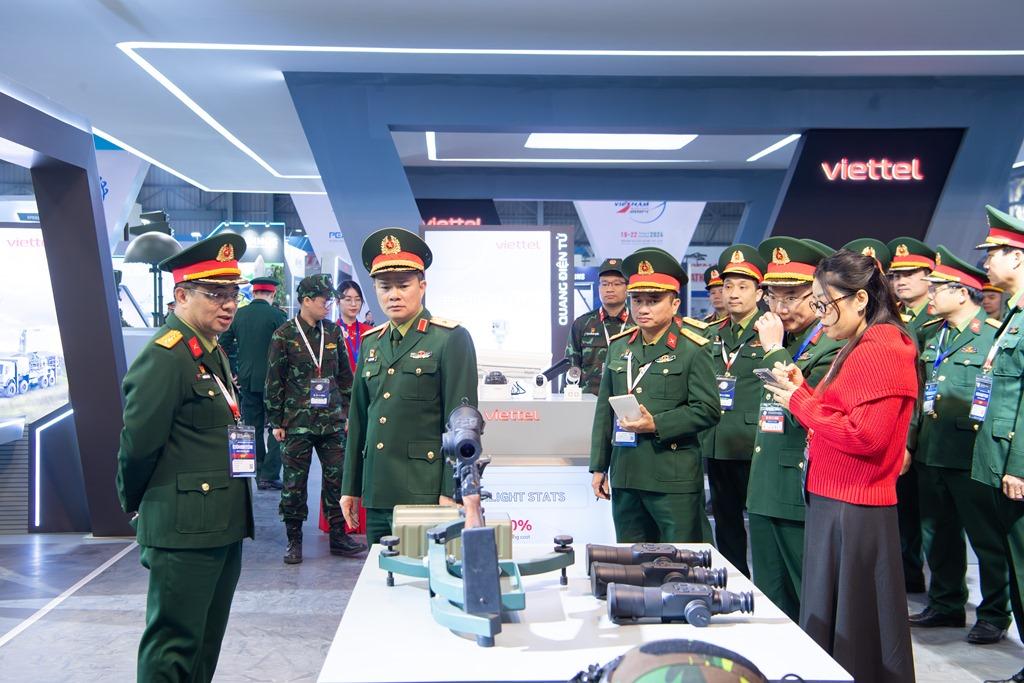 Viettel High Tech tham gia gian hàng tại triển lãm Vietnam Defense Expo 2024.