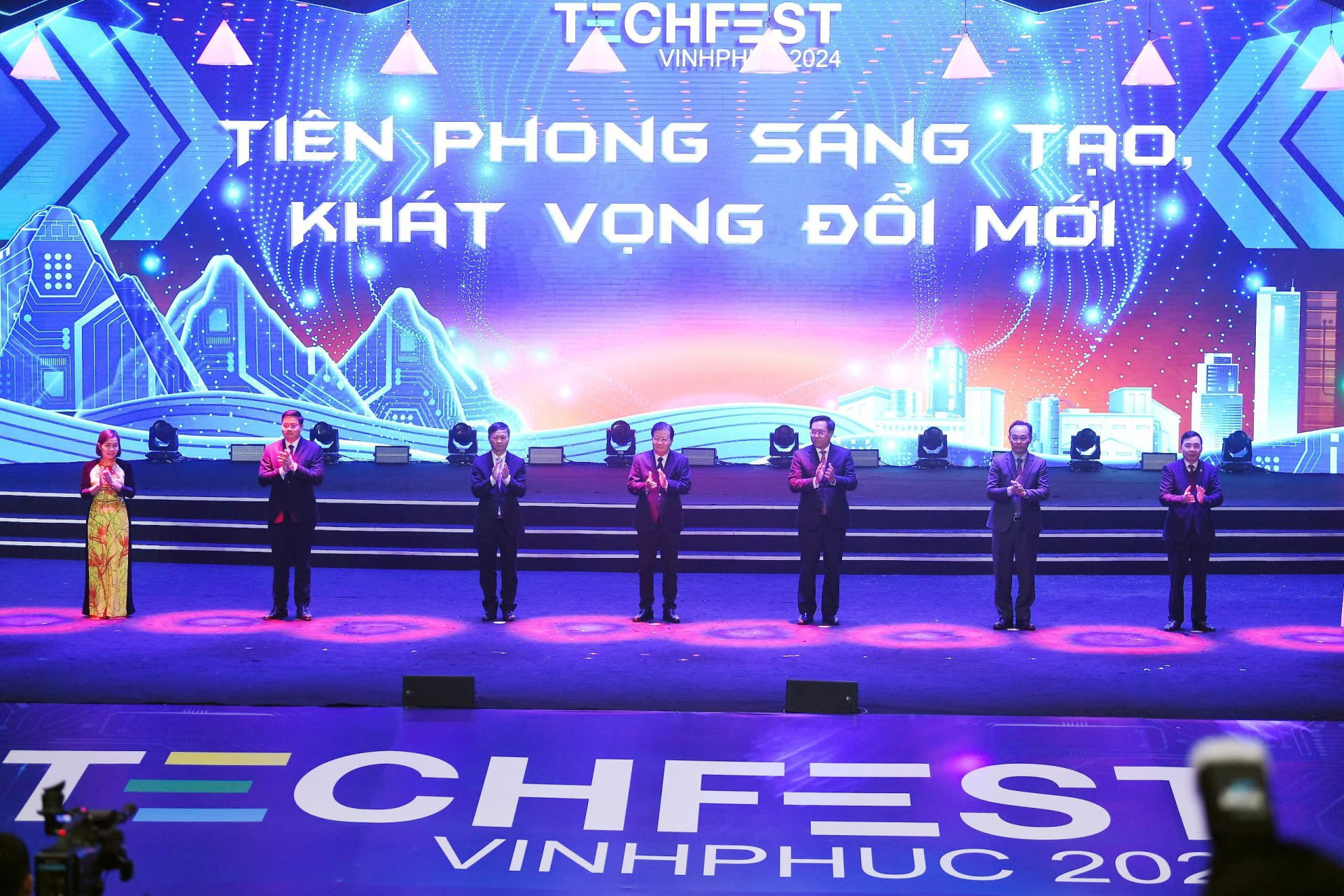 Techfest VinhPhuc 2024 thu hút 600 đại biểu tham gia trực tiếp và hàng nghìn người theo dõi trực tuyến.