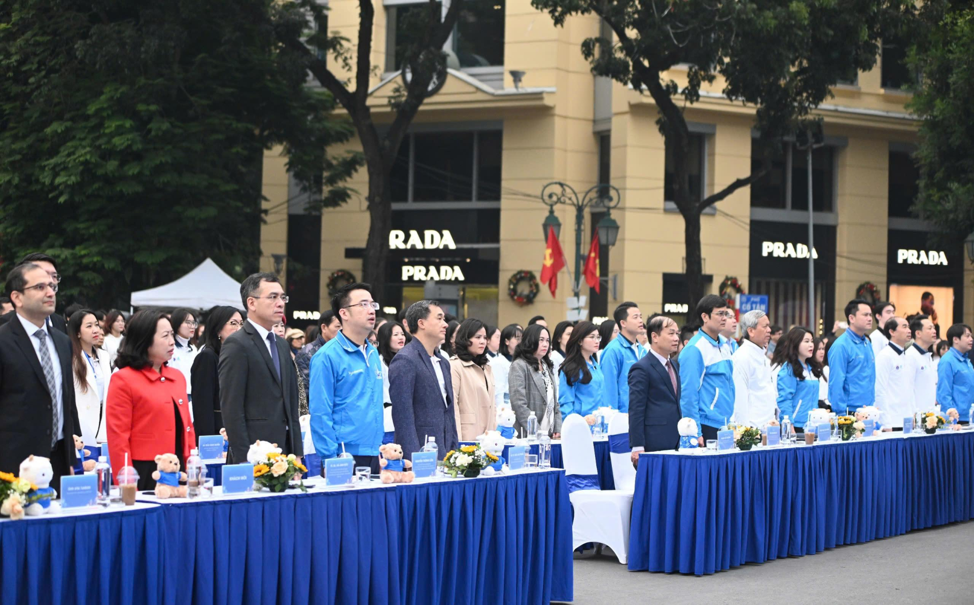 Các đồng chí lãnh đạo, đại biểu khách mời tham dự chương trình.