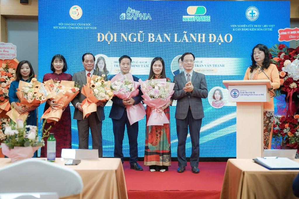 Đội ngũ Ban lãnh đạo Viện ra mắt và nhận hoa chúc mừng từ TS. Lê Đình Tiến - Phó Chủ tịch thường trực TW Hội Giáo dục chăm sóc sức khỏe cộng đồng Việt Nam.