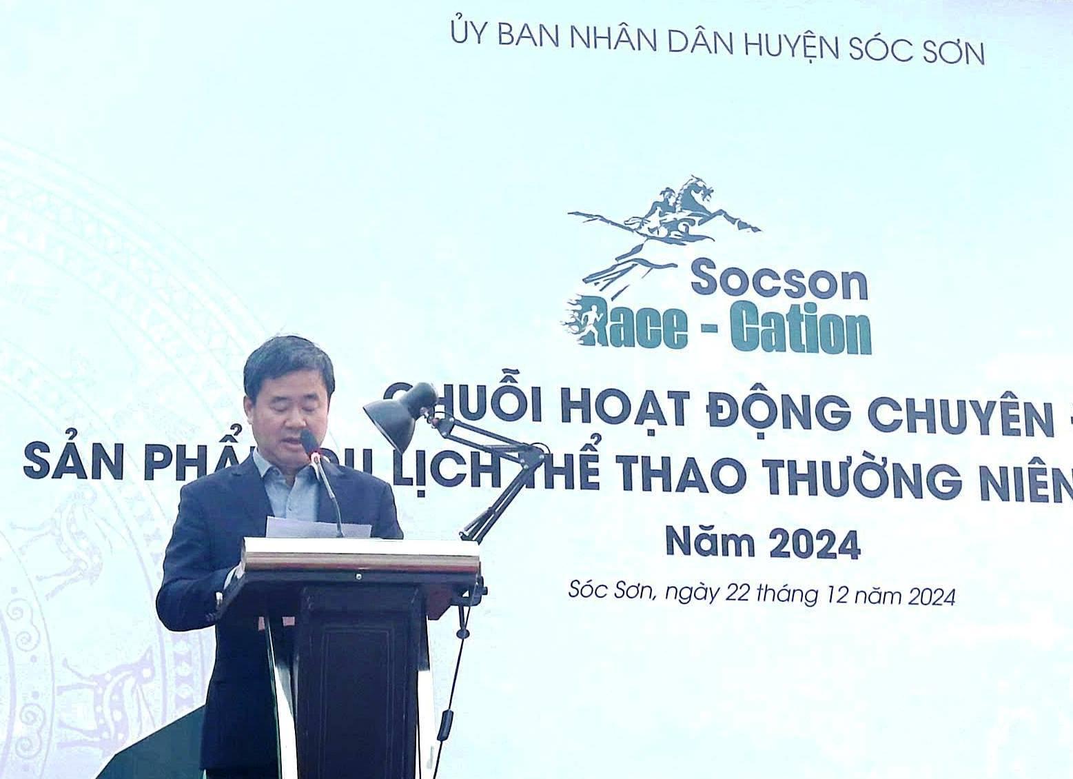 Ông Đỗ Minh Tuấn, Phó chủ tịch UBND huyện Sóc Sơn phát biểu tại lễ khai mạc.