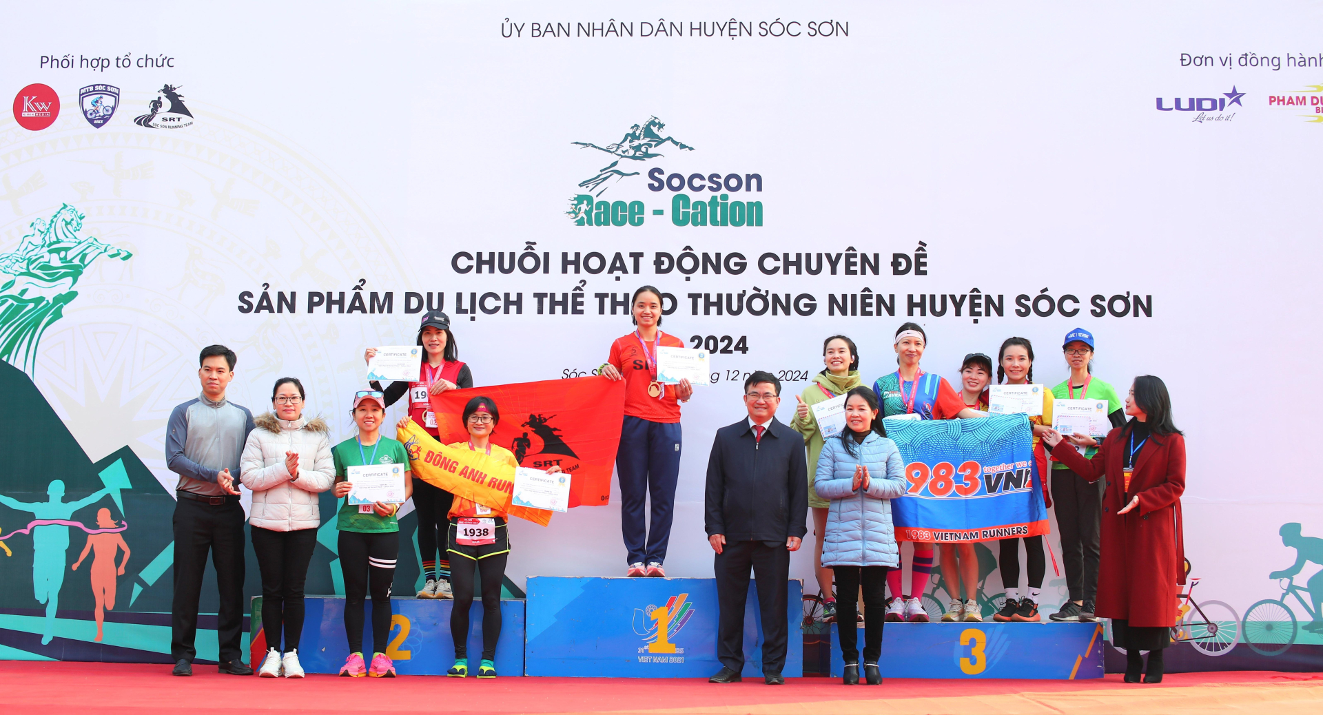 Ông Lê Hữu Mạnh, Trưởng Ban Tuyên giáo, Giám đốc Trung tâm Chính trị huyện Sóc Sơn và bà Nguyễn Thanh Huyền GĐ Trung tâm, Văn hóa Thông tin thể thao Sóc Sơn( hàng thứ nhất bên phải) trao giải cho các VĐV đạt giải.