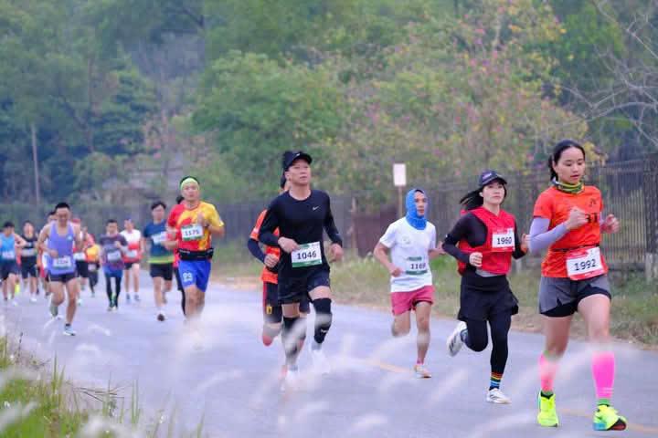 Hàng trăm vận động viên tham gia giải chạy bộ địa hình với các cự ly 5km, 10km.