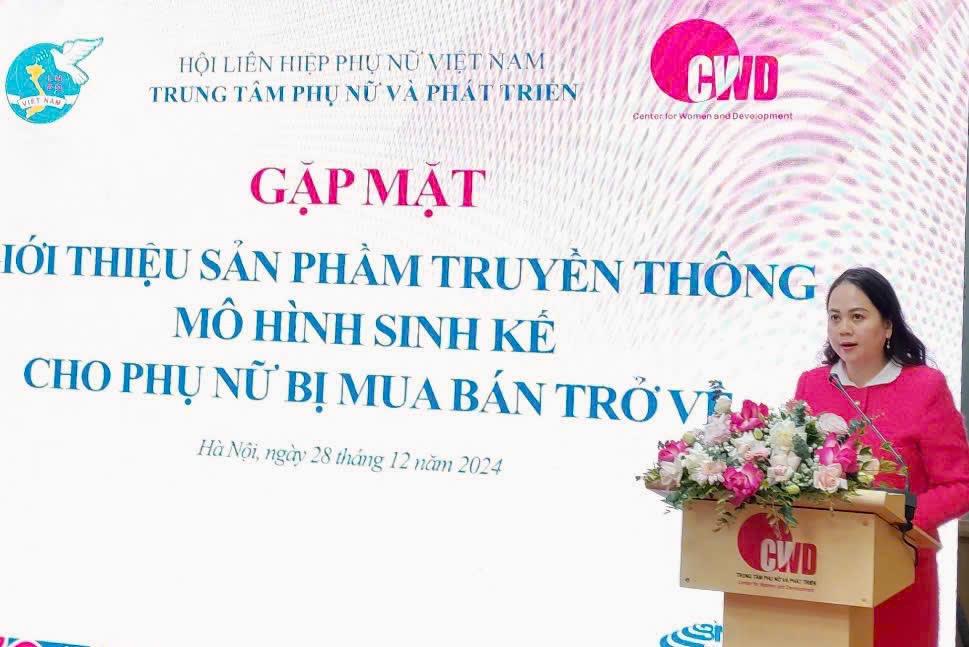 Bà Đặng Cẩm Tú, Giám đốc Trung tâm Vì sự Phát triển Phụ nữ Bắc Trung Bộ phát biểu tại sự kiện.