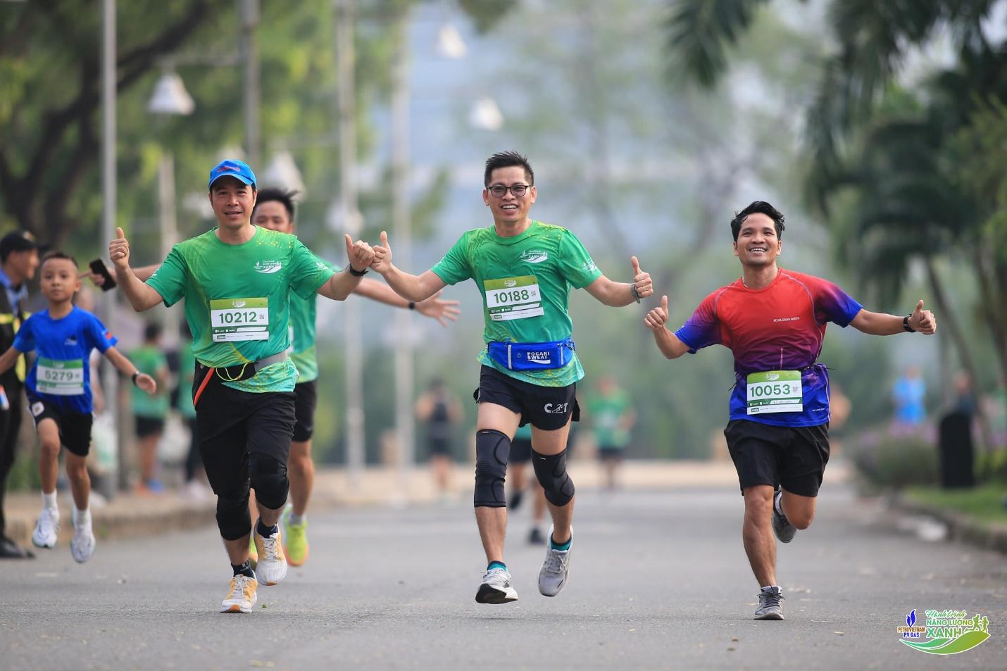 Các vận động viên hào hứng tham gia các cự ly chạy.