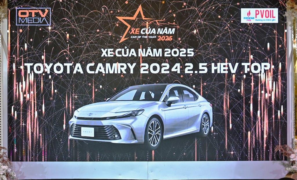 Toyota Camry 2024 2.5 HEV TOP đoạt Giải thưởng Xe của năm 2025.