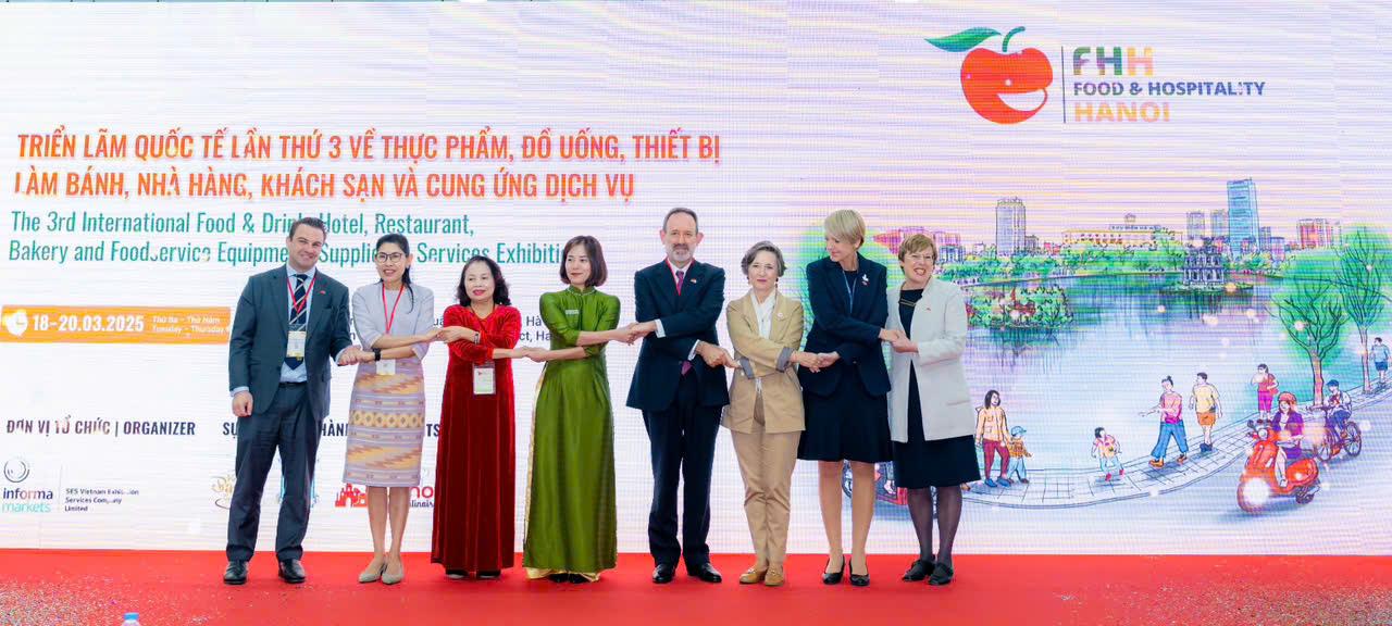 Food & Hospitality 2025 quy tụ hơn 180 đơn vị trưng bày đến từ 24 quốc gia và vùng lãnh thổ, trên tổng diện tích 6.000m². Food & Hospitality 2025 quy tụ hơn 180 đơn vị trưng bày đến từ 24 quốc gia và vùng lãnh thổ, trên tổng diện tích 6.000m².
