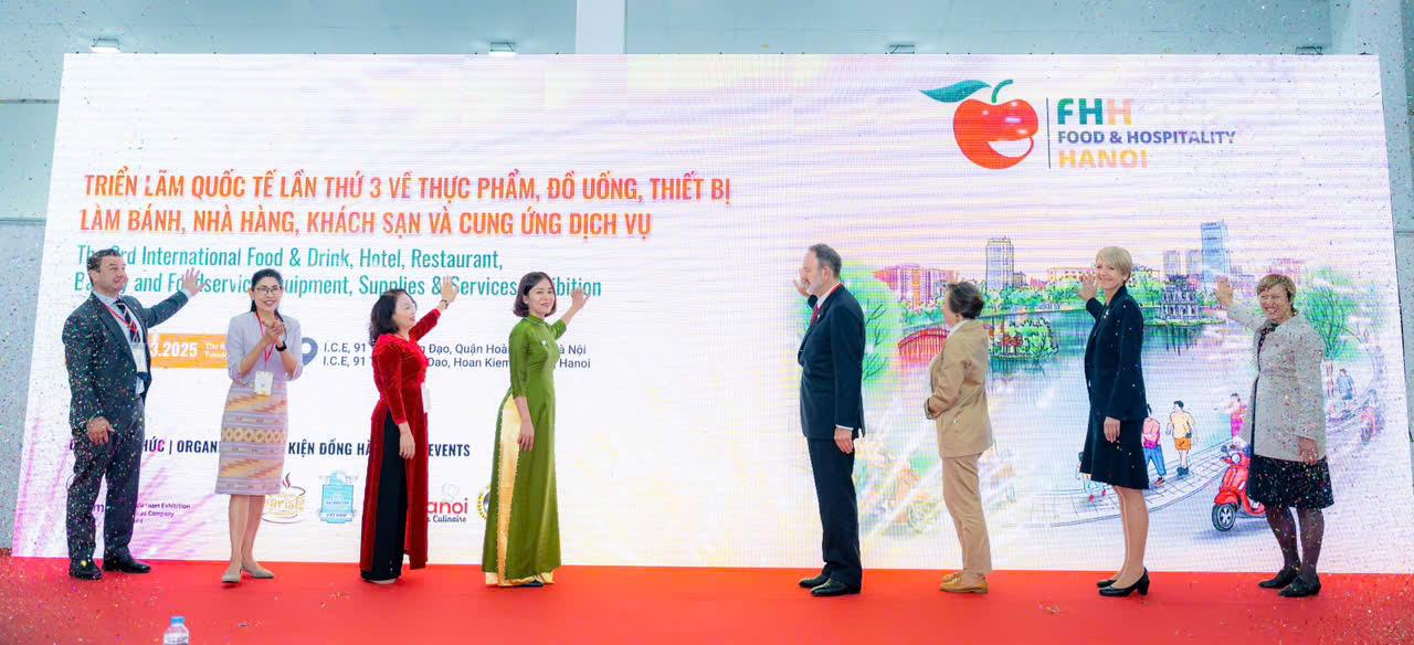 Các đại biểu thực hiện nghi thức khai mạc triển lãm. Các đại biểu thực hiện nghi thức khai mạc triển lãm.