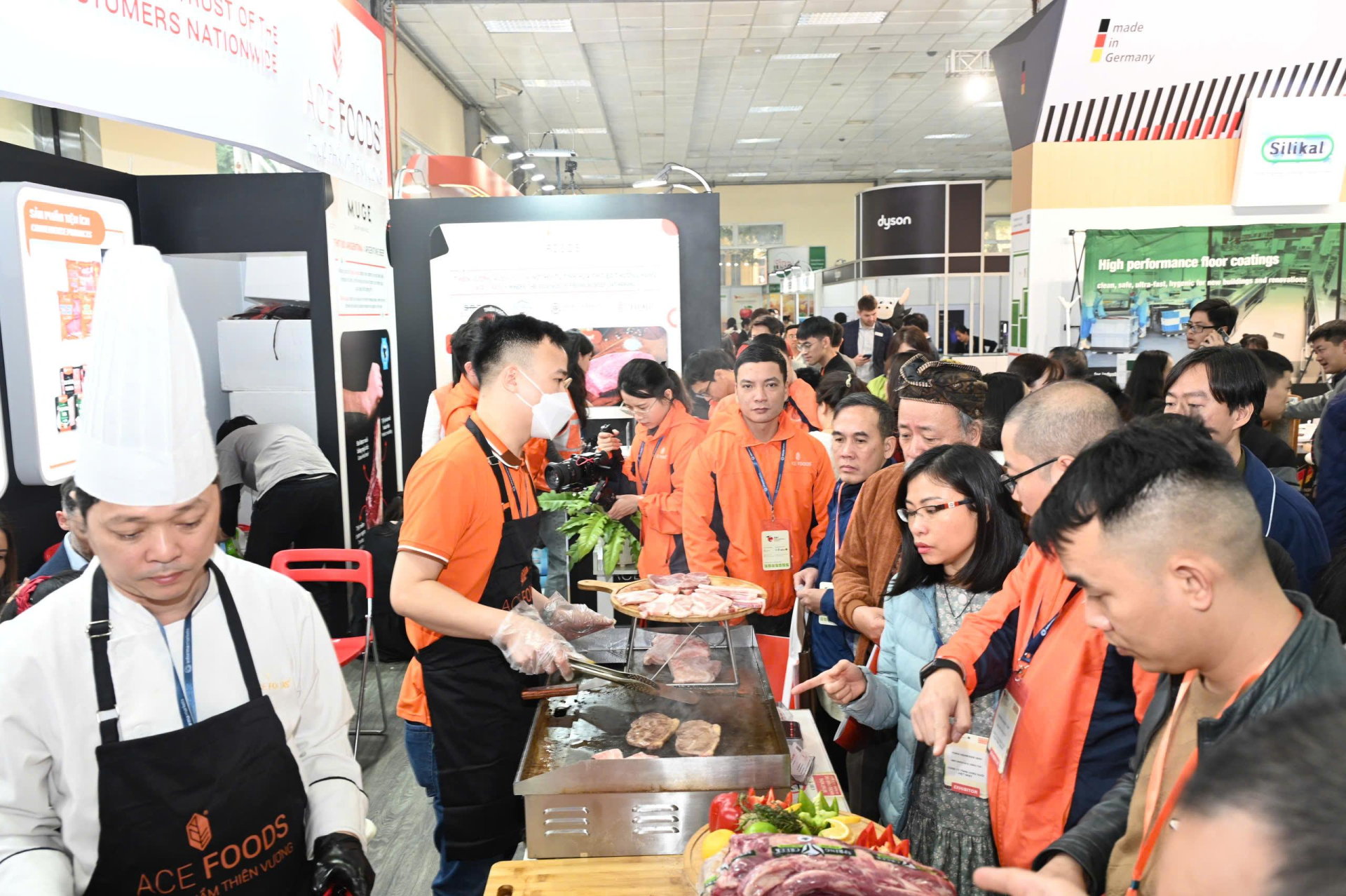 Với tổng diện tích trưng bày đạt 6,000 m2, Food & Hospitality Hanoi 2025 dự kiến thu hút hơn 7.200 khách tham quan chuyên ngành. Với tổng diện tích trưng bày đạt 6,000 m2, Food & Hospitality Hanoi 2025 dự kiến thu hút hơn 7.200 khách tham quan chuyên ngành.
