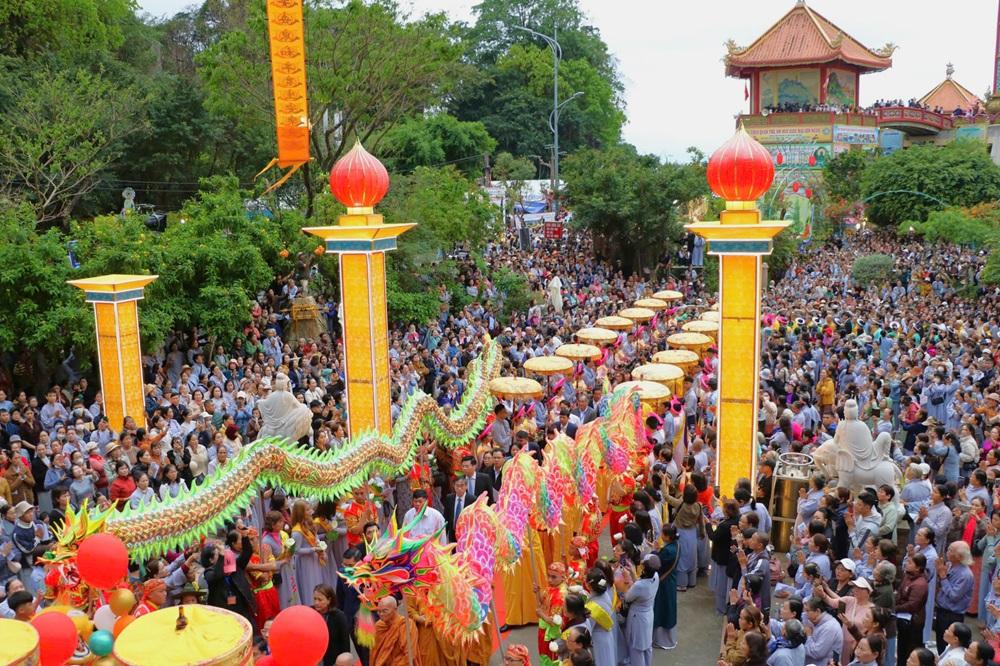 Hàng nghìn du khách và Phật tử về dự Lễ Vía Đức Quán Thế Âm Bồ Tát. Ảnh TTTT Đà Nẵng Hàng nghìn du khách và Phật tử về dự Lễ Vía Đức Quán Thế Âm Bồ Tát. Ảnh TTTT Đà Nẵng