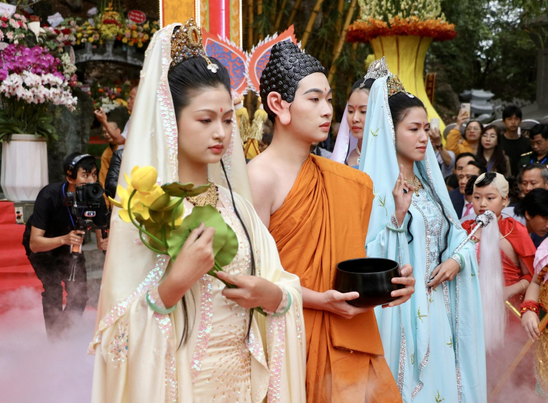 Hóa trang tái hiện hình ảnh Đức Phật Thích Ca và các nhân vật hộ pháp. Hóa trang tái hiện hình ảnh Đức Phật Thích Ca và các nhân vật hộ pháp.