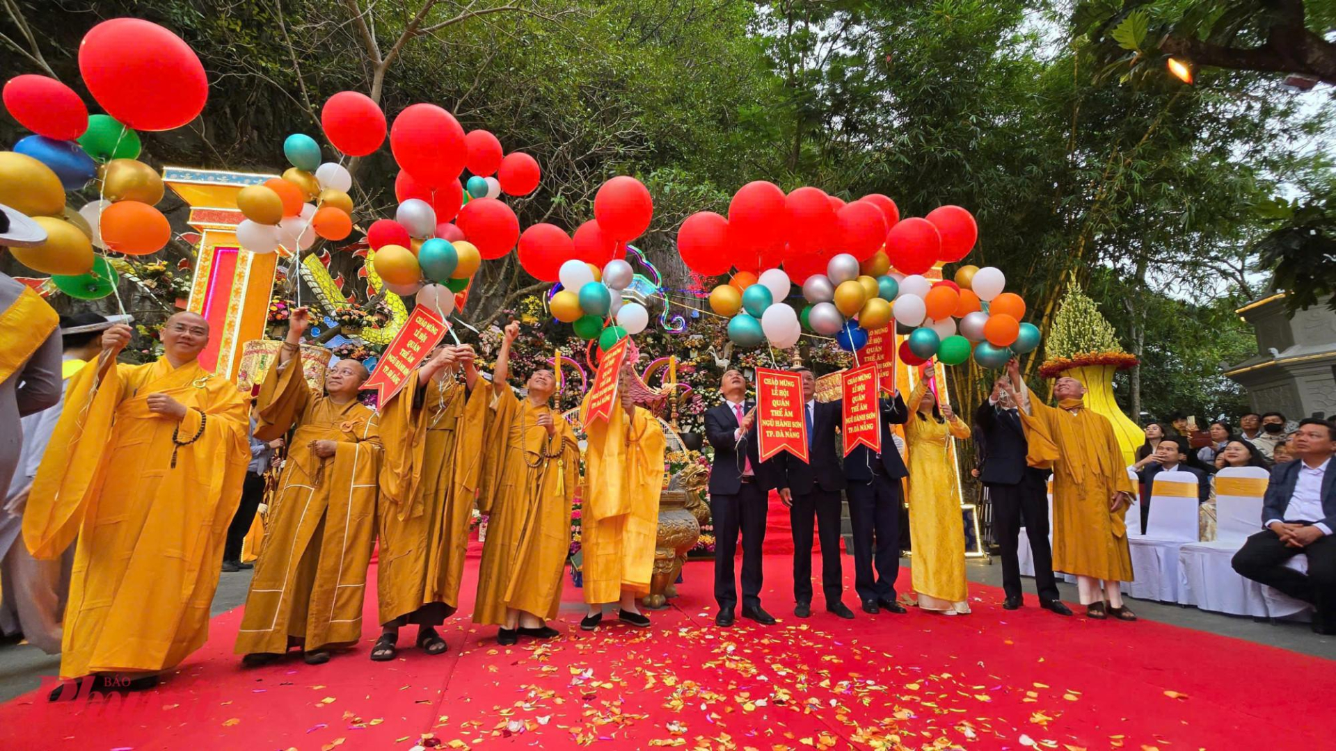 Các đại biểu thực hiện nghi thức thả bong bóng cầu nguyện hòa bình tại sự kiện. Ảnh Lê Đình Dũng Các đại biểu thực hiện nghi thức thả bong bóng cầu nguyện hòa bình tại sự kiện. Ảnh Lê Đình Dũng