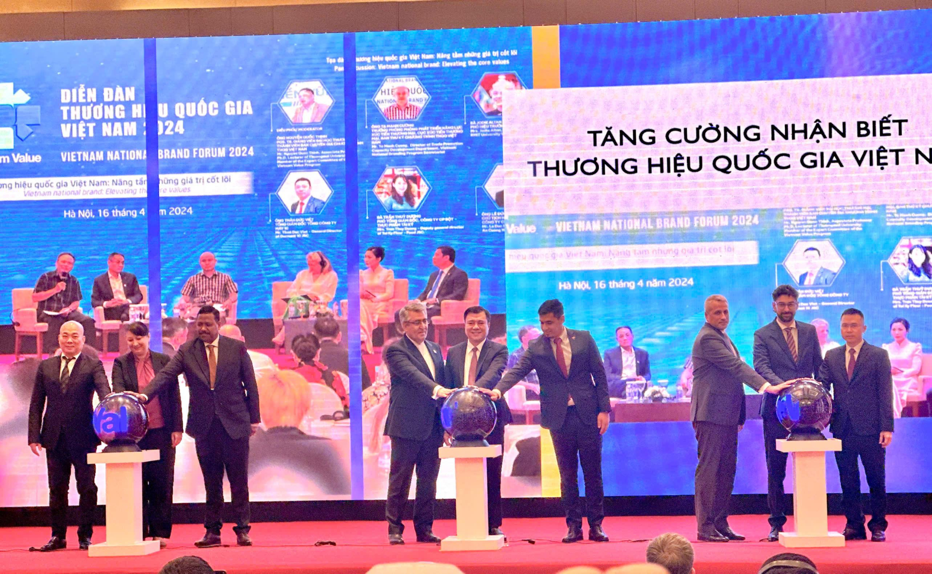 Các đại biểu thực hiện nghi thức khởi động Tuần lễ Thương hiệu Quốc gia Việt Nam năm 2025. Các đại biểu thực hiện nghi thức khởi động Tuần lễ Thương hiệu Quốc gia Việt Nam năm 2025.