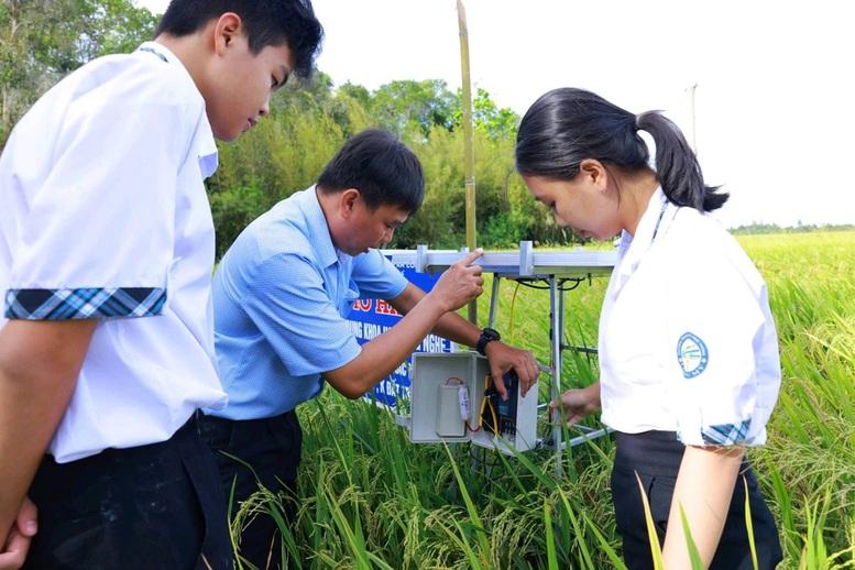 Mô hình Agro Robot đang được thầy giáo và các em học sinh kiểm tra khi lắp đặt trên cánh đồng. Agro Robot của đội Khóm Cầu Đúc, trường THCS Thuận An, tỉnh Hậu Giang đã giành giải nhất bảng A tại cuộc thi Samsung Solve for Tomorrow năm 2023. Mô hình Agro Robot đang được thầy giáo và các em học sinh kiểm tra khi lắp đặt trên cánh đồng. Agro Robot của đội Khóm Cầu Đúc, trường THCS Thuận An, tỉnh Hậu Giang đã giành giải nhất bảng A tại cuộc thi Samsung Solve for Tomorrow năm 2023.