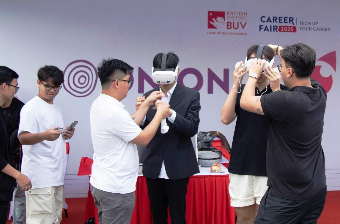 Các bạn sinh viên trải nghiệm không gian ứng dụng công nghệ TechXperience tại sự kiện. Các bạn sinh viên trải nghiệm không gian ứng dụng công nghệ TechXperience tại sự kiện.