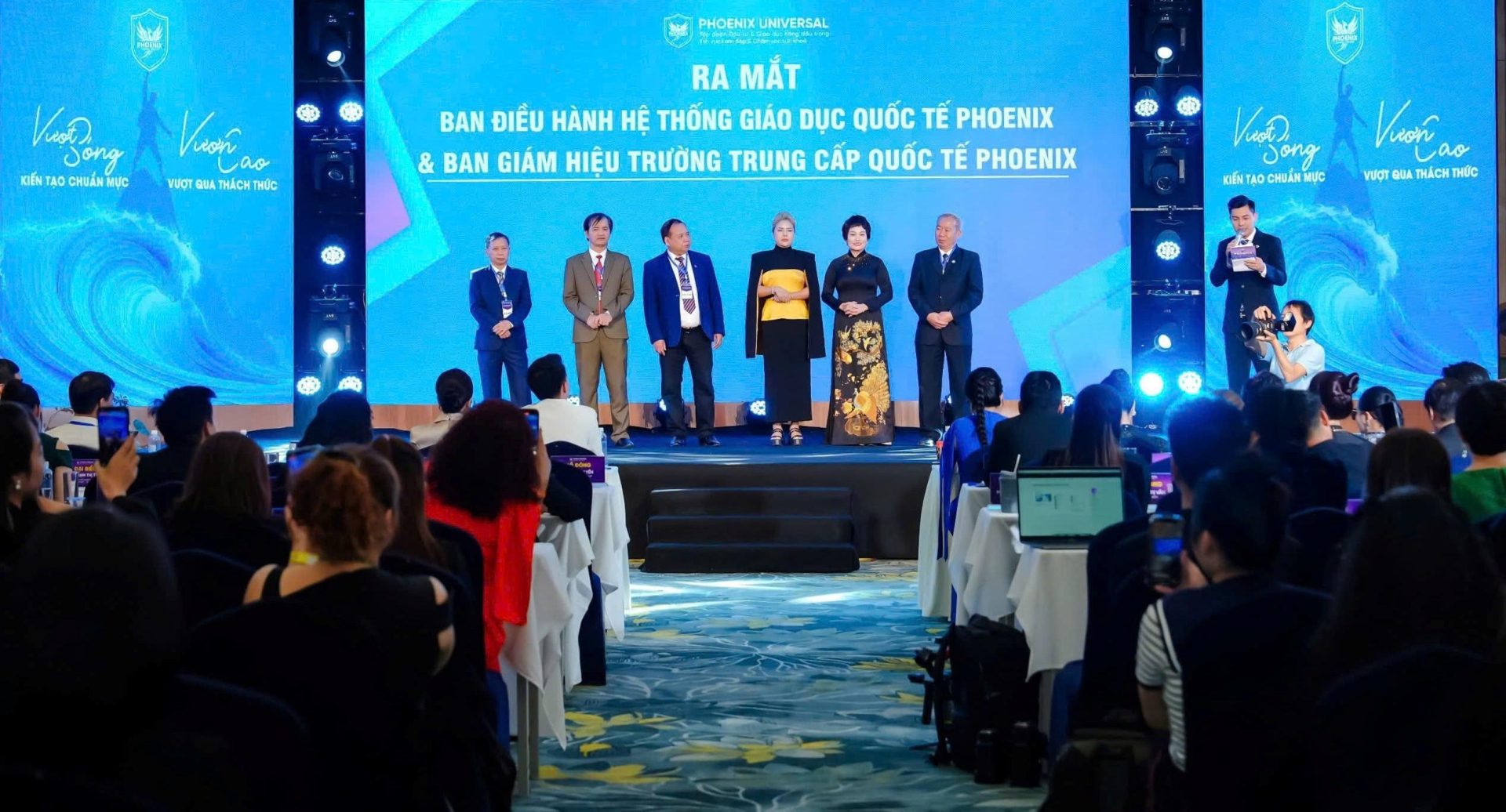 Ra mắt BDH Hệ thống giáo dục Quốc tế Phoenix & BGH Trường Quốc tế Phoenix. Ra mắt BDH Hệ thống giáo dục Quốc tế Phoenix & BGH Trường Quốc tế Phoenix.