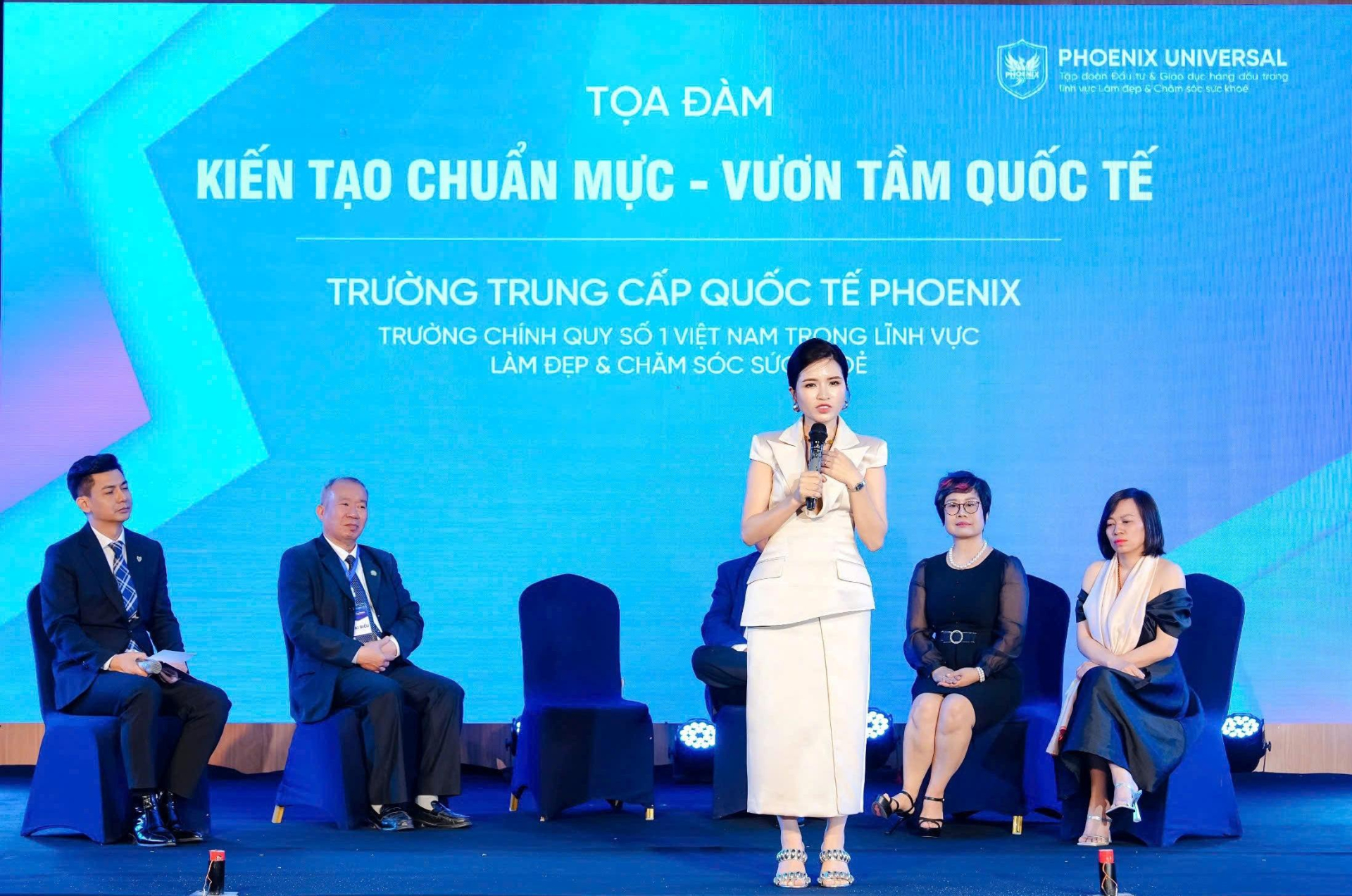 Bà Nguyễn Song Yến - Tổng Giám đốc Tập đoàn Phoenix Universal cùng các chuyên gia chia sẻ tại toạ đàm. Bà Nguyễn Song Yến - Tổng Giám đốc Tập đoàn Phoenix Universal cùng các chuyên gia chia sẻ tại toạ đàm.