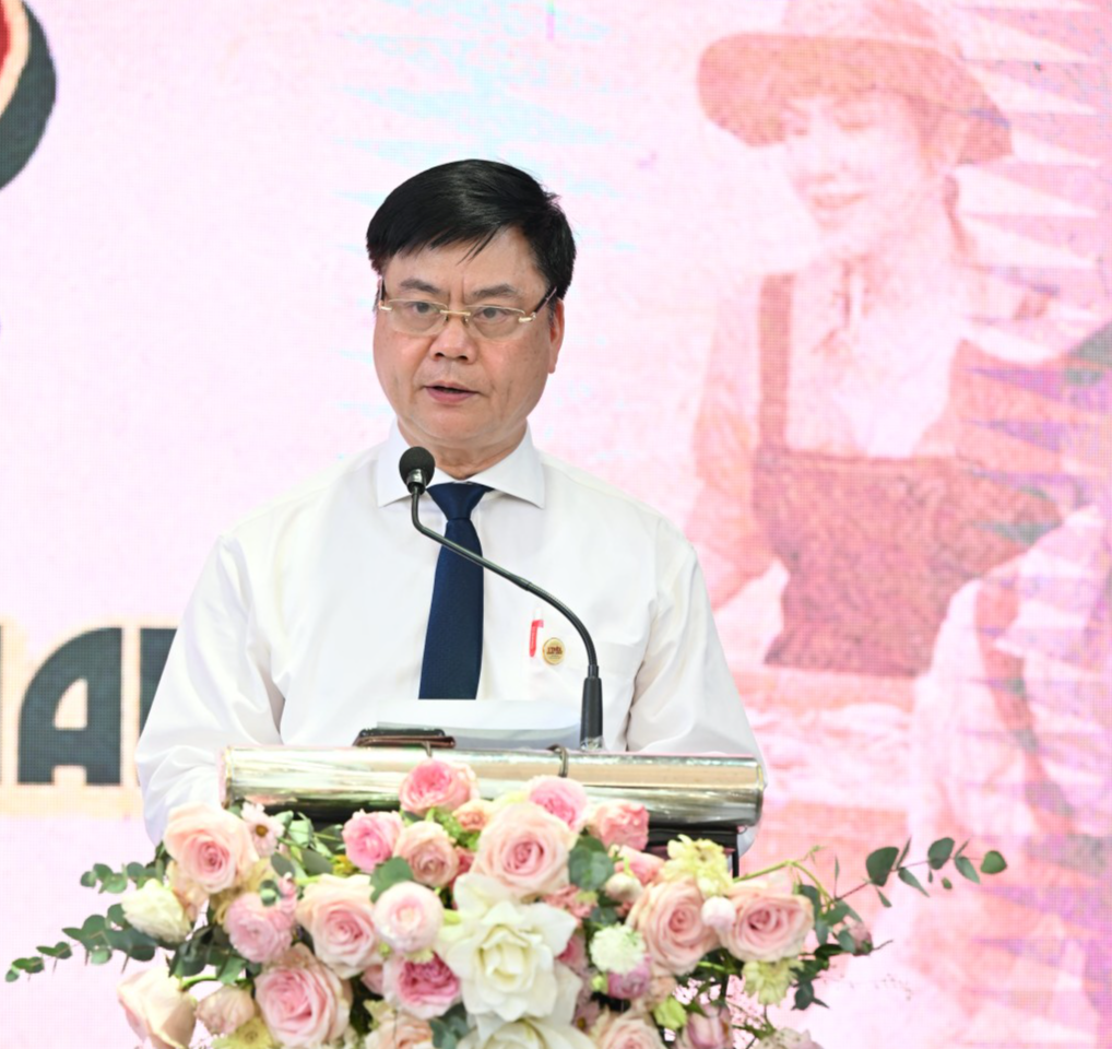 GS. TS Phạm Văn Đức - Trưởng văn phòng đại diện Halotimes Hà Nội nhấn mạnh về hoạt động chia sẻ kiến thức làm giàu đồng hành với nông dân. GS. TS Phạm Văn Đức - Trưởng văn phòng đại diện Halotimes Hà Nội nhấn mạnh về hoạt động chia sẻ kiến thức làm giàu đồng hành với nông dân.