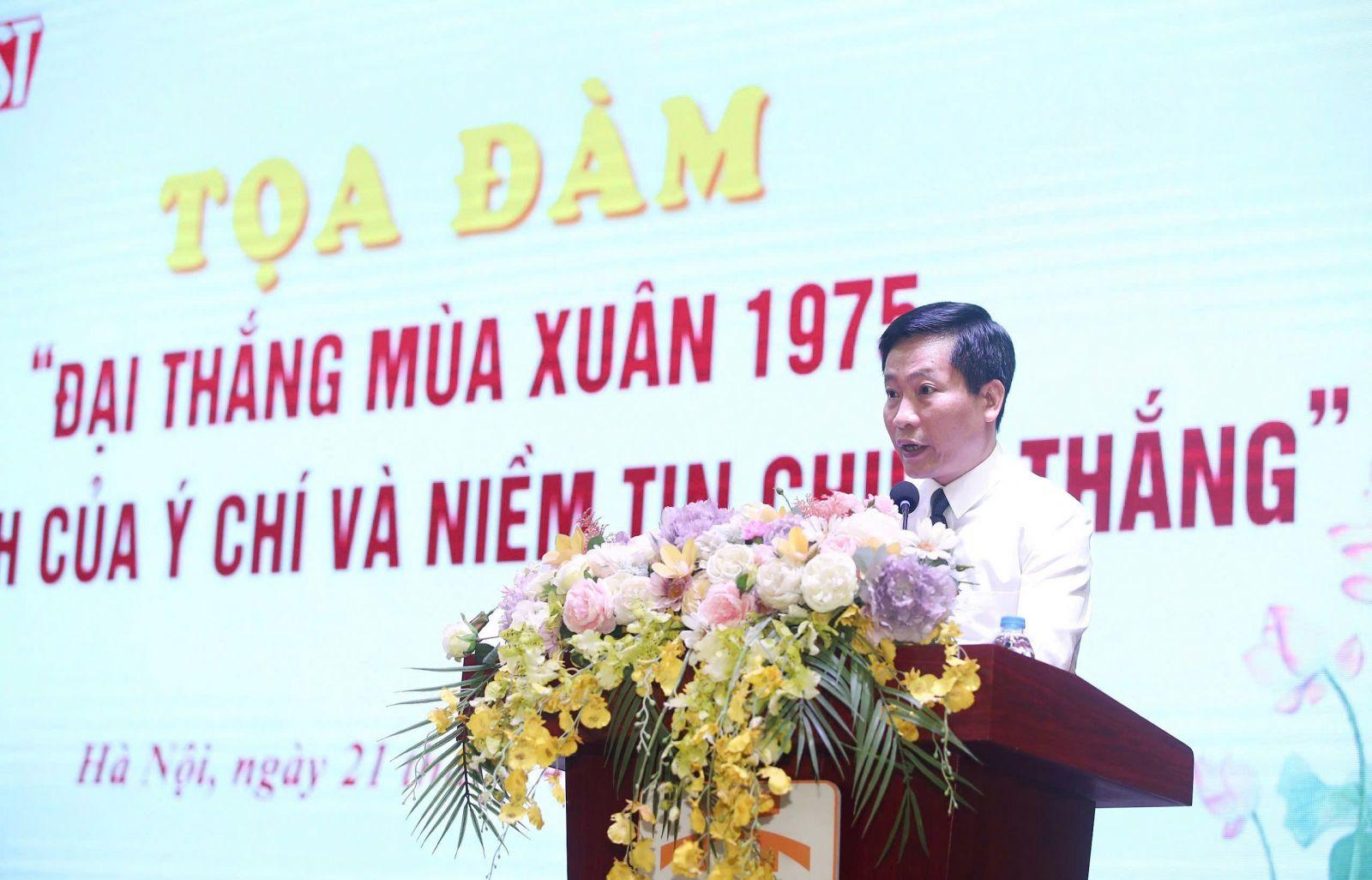 PGS.TS. Nguyễn Hoàng Long, Hiệu trưởng Trường Đại học Công nghệ Giao thông vận tải phát biểu khai mạc tọa đàm. PGS.TS. Nguyễn Hoàng Long, Hiệu trưởng Trường Đại học Công nghệ Giao thông vận tải phát biểu khai mạc tọa đàm.