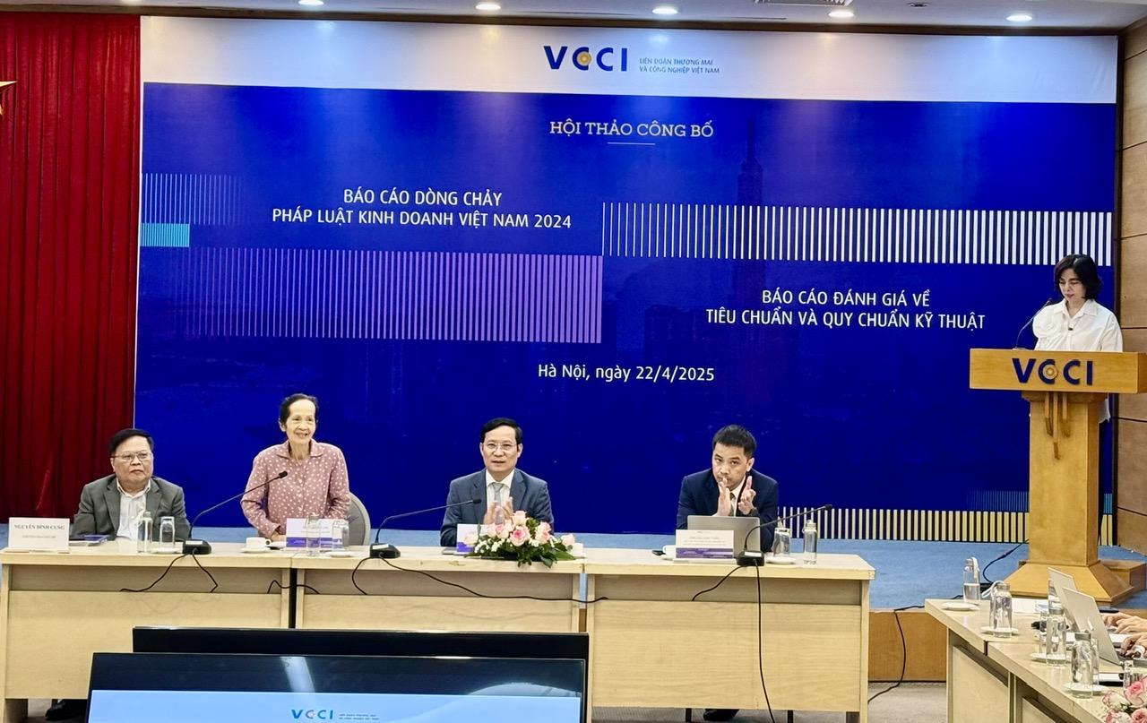 VCCI công bố Báo cáo dòng chảy pháp luật kinh doanh Việt Nam 2024 - ảnh 2 VCCI công bố Báo cáo dòng chảy pháp luật kinh doanh Việt Nam 2024 - ảnh 2