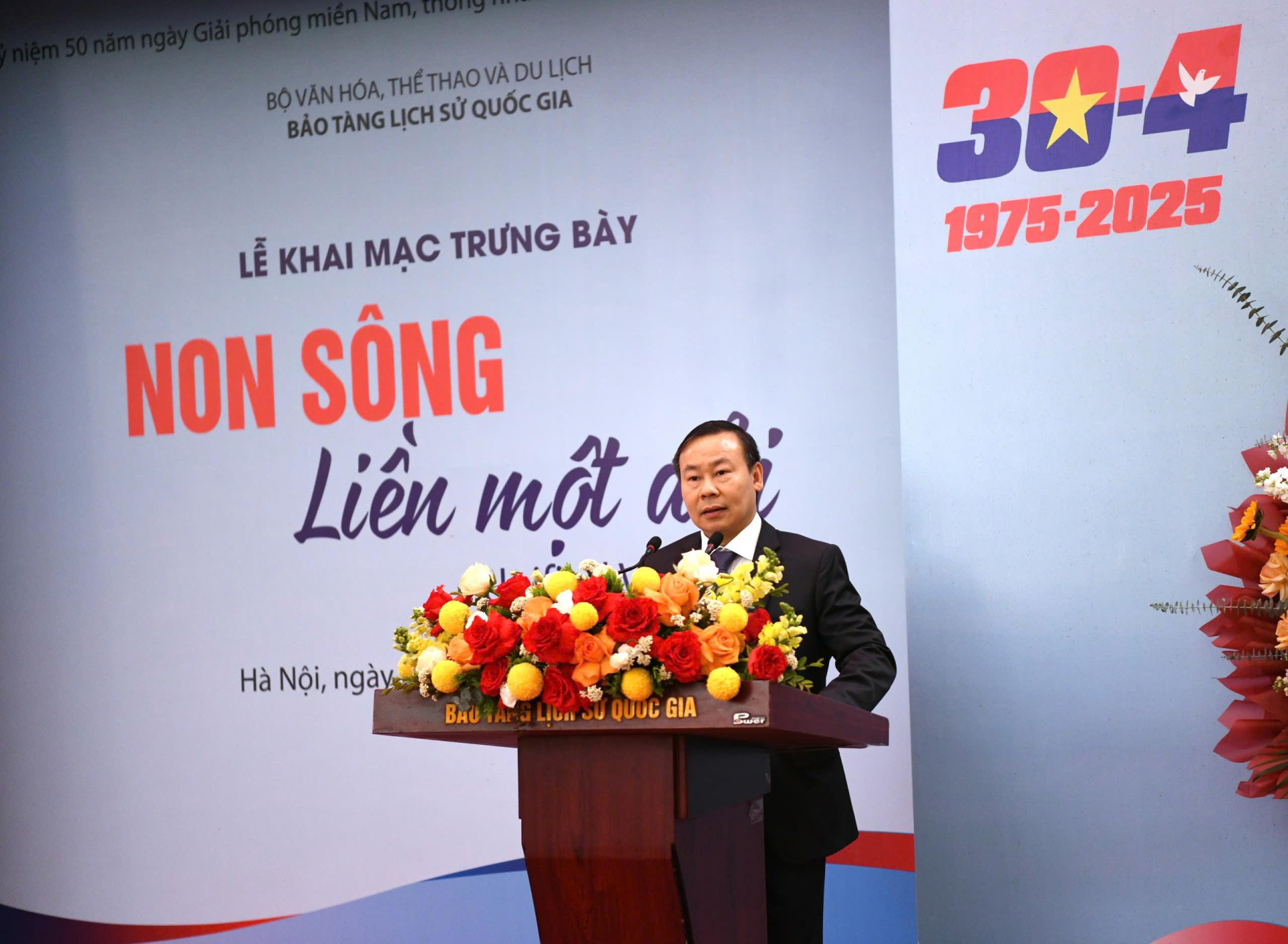 Giám đốc Bảo tàng Lịch sử Quốc gia Nguyễn Văn Đoàn phát biểu tại lễ khai mạc. Giám đốc Bảo tàng Lịch sử Quốc gia Nguyễn Văn Đoàn phát biểu tại lễ khai mạc.