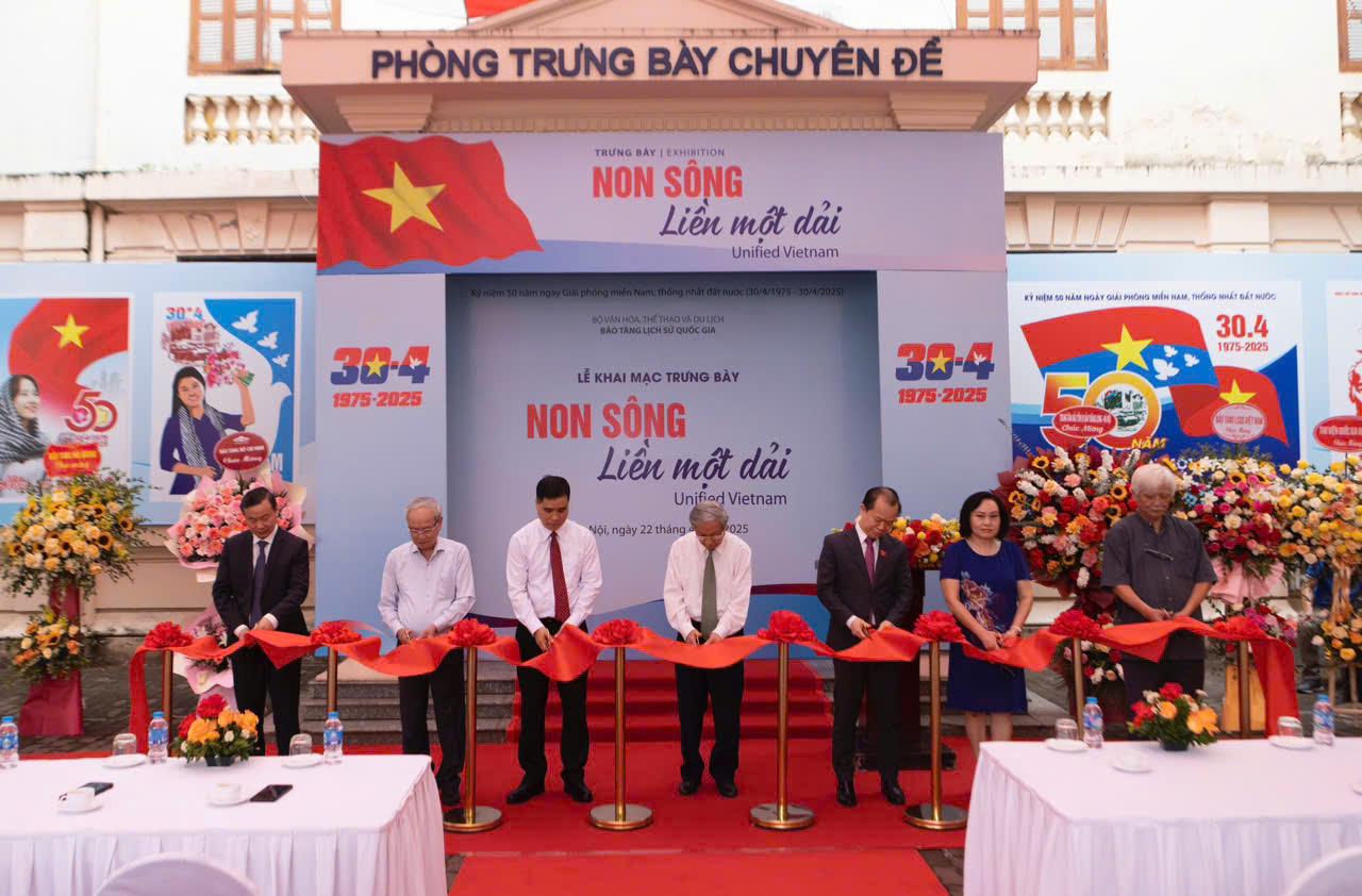 Các đại biểu cắt băng khai mạc triển lãm. Các đại biểu cắt băng khai mạc triển lãm.