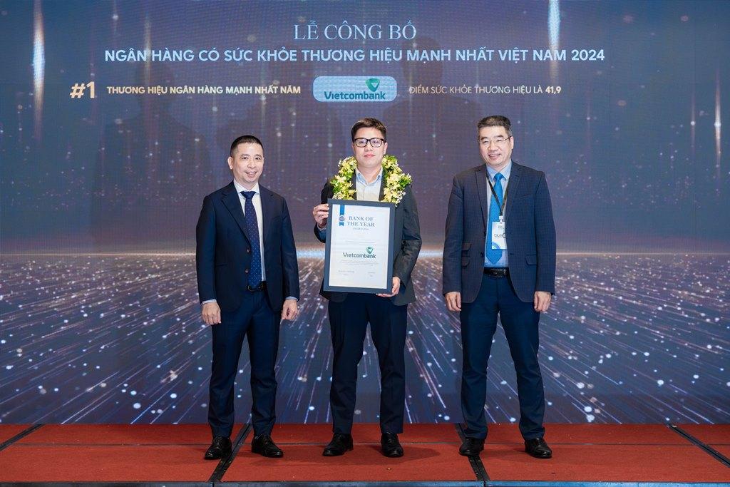 Ban Tổ chức trao chứng nhận cho Vietcombank. Ban Tổ chức trao chứng nhận cho Vietcombank.