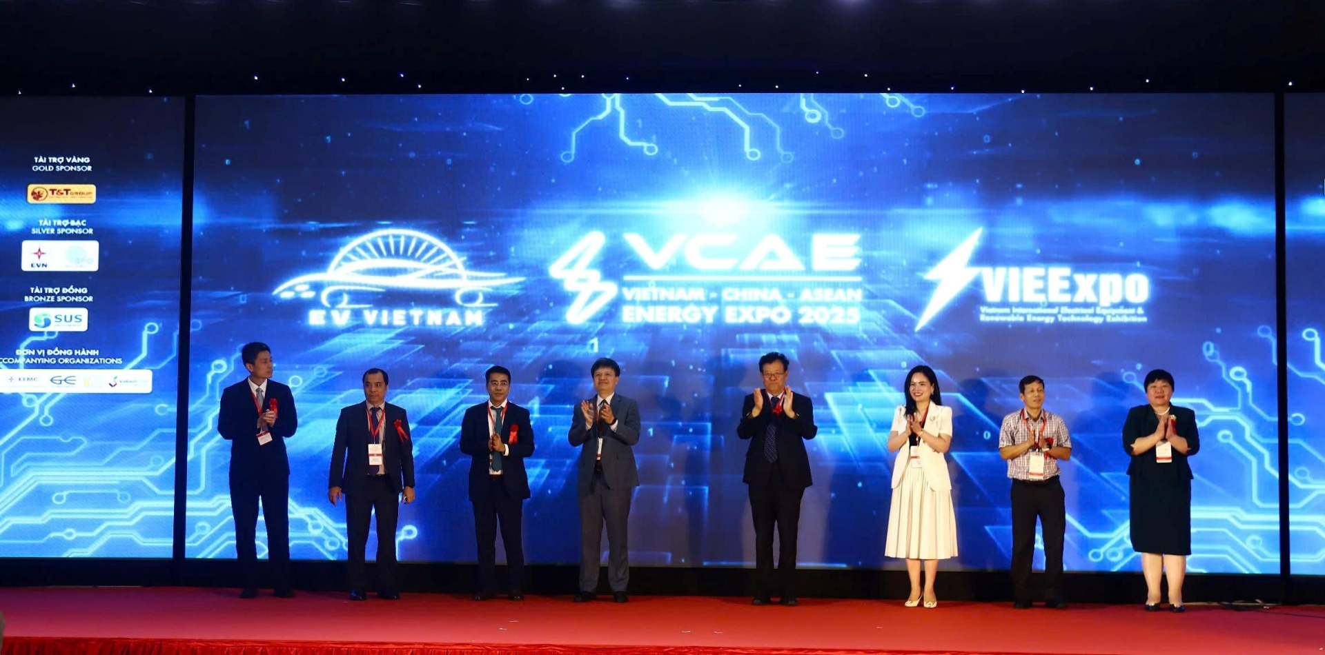 Các đại biểu thực hiện nghi thức khai mạc Triển lãm VCAE EXPO 2025. Các đại biểu thực hiện nghi thức khai mạc Triển lãm VCAE EXPO 2025.