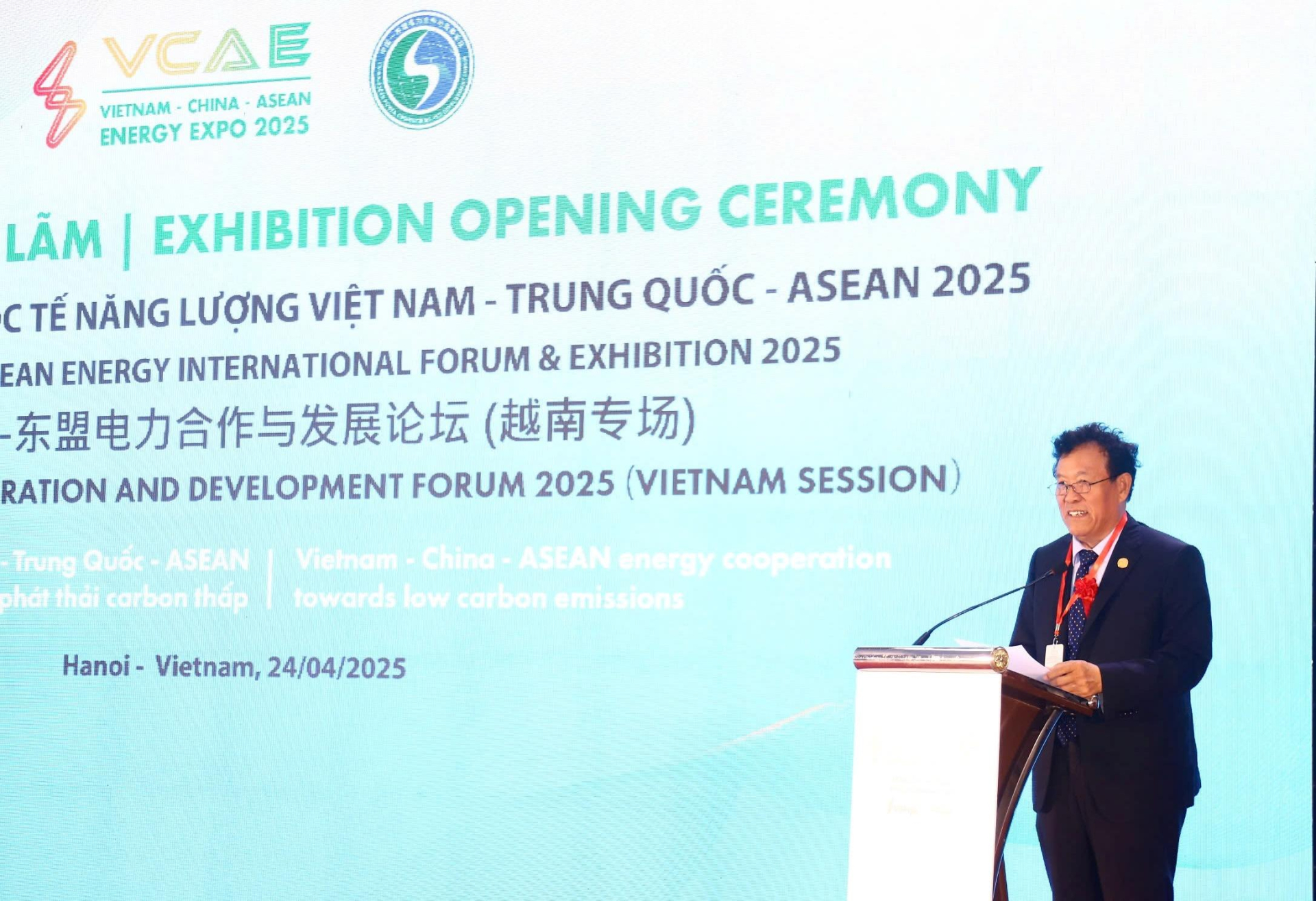 Ông Dương Côn - Bí thư Đảng ủy, Phó Chủ nhiệm thường trực Hội đồng Điện lực Trung Quốc phát biểu tại sự kiện. Ông Dương Côn - Bí thư Đảng ủy, Phó Chủ nhiệm thường trực Hội đồng Điện lực Trung Quốc phát biểu tại sự kiện.