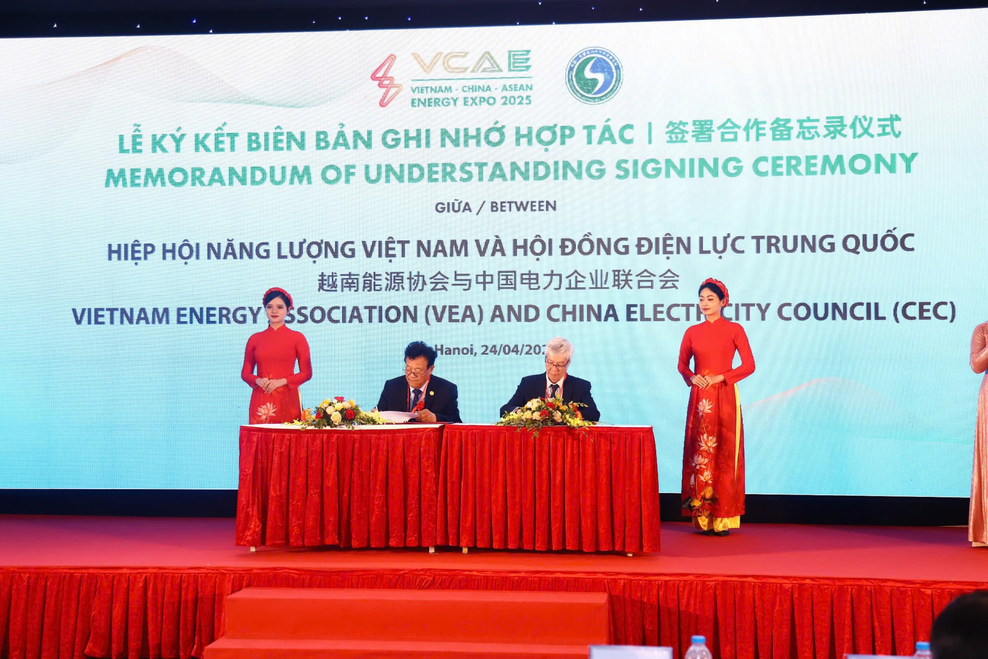 Lễ ký kết hợp tác ghi nhớ (MOU) giữa VEA và CEC. Lễ ký kết hợp tác ghi nhớ (MOU) giữa VEA và CEC.