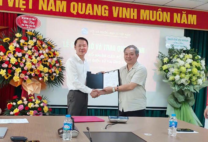TS. Trần Đức Lai, Chủ tịch REV trao quyết định bổ nhiệm Phó Tổng Biên tập, Tạp chí Điện tử và Ứng dụng cho nhà báo Phạm Văn Anh. TS. Trần Đức Lai, Chủ tịch REV trao quyết định bổ nhiệm Phó Tổng Biên tập, Tạp chí Điện tử và Ứng dụng cho nhà báo Phạm Văn Anh.