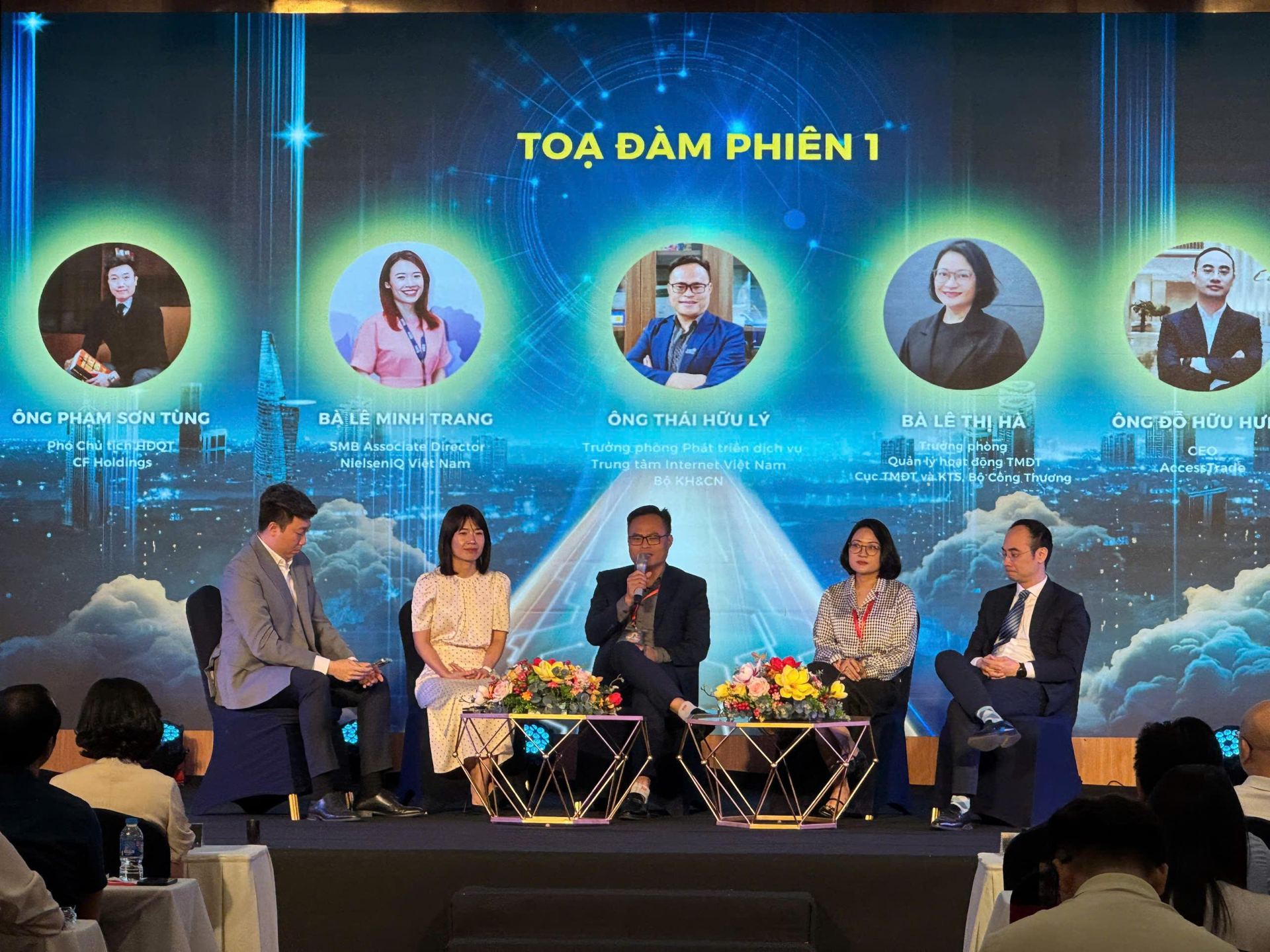 Diễn đàn năm nay có sự phối hợp của hơn 30 doanh nghiệp/ nhà tài trợ hoạt động trong lĩnh vực thương mại điện tử tại Việt Nam. Diễn đàn năm nay có sự phối hợp của hơn 30 doanh nghiệp/ nhà tài trợ hoạt động trong lĩnh vực thương mại điện tử tại Việt Nam.