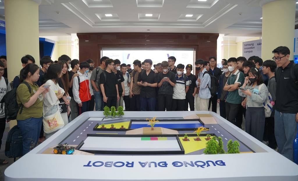 Đông đảo các bạn sinh viên tham gia tại sự kiện. Đông đảo các bạn sinh viên tham gia tại sự kiện.