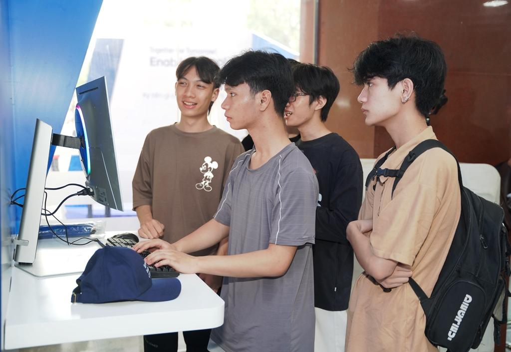 Các bạn trẻ trải nghiệm thử thách lập trình tại sự kiện. Các bạn trẻ trải nghiệm thử thách lập trình tại sự kiện.