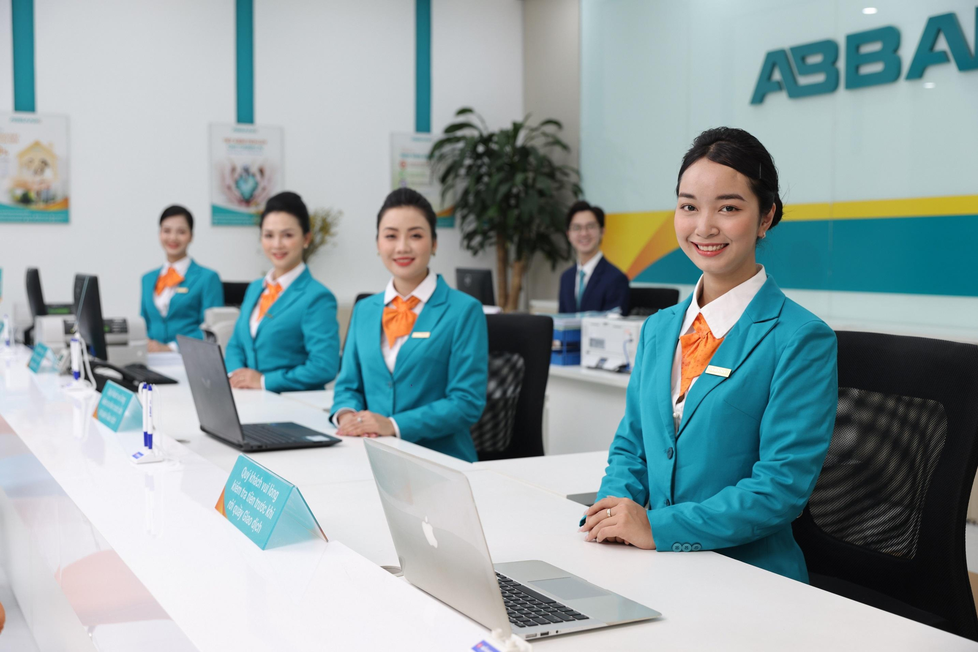 Công tác chuyển đổi số được ABBANK thực hiện mạnh mẽ hứa hẹn sẽ tiếp tục mang đến nhiều dịch vụ tiện ích mới, phục vụ khách hàng tốt hơn trong năm 2025. Công tác chuyển đổi số được ABBANK thực hiện mạnh mẽ hứa hẹn sẽ tiếp tục mang đến nhiều dịch vụ tiện ích mới, phục vụ khách hàng tốt hơn trong năm 2025.