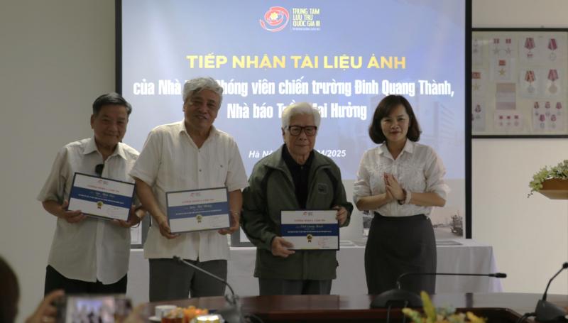 TS Trần Việt Hoa, Giám đốc Trung tâm Lưu trữ Quốc gia III và các nhà báo tại buổi lễ. TS Trần Việt Hoa, Giám đốc Trung tâm Lưu trữ Quốc gia III và các nhà báo tại buổi lễ.