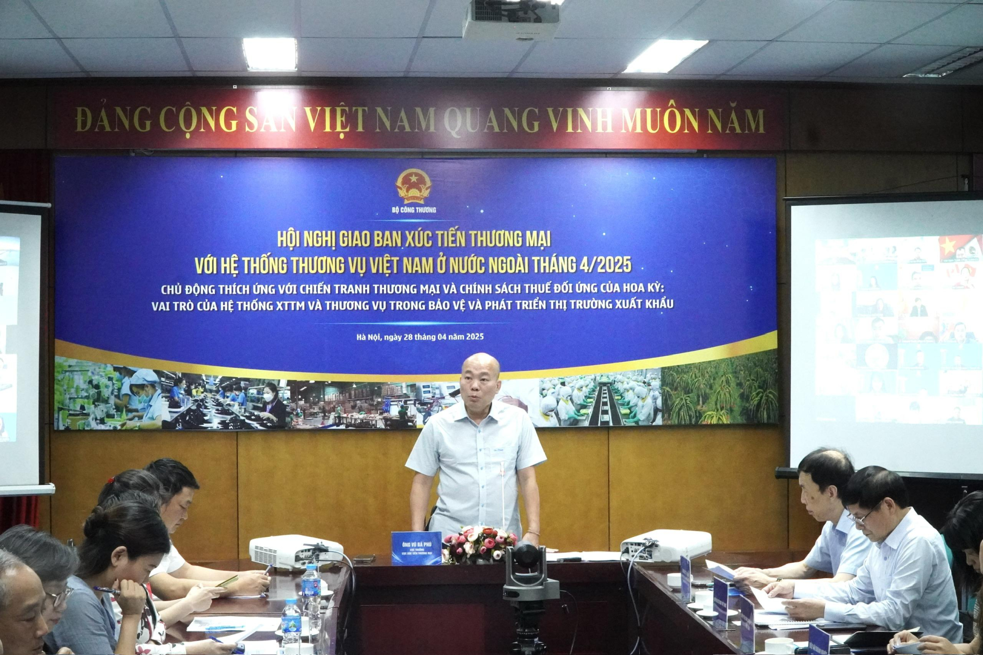 Ông Vũ Bá Phú - Cục trưởng Cục Xúc tiến thương mại (Bộ Công Thương) chủ trì Hội nghị giao ban xúc tiến thương mại với hệ thống thương vụ Việt Nam ở nước ngoài tháng 4/2025. Ông Vũ Bá Phú - Cục trưởng Cục Xúc tiến thương mại (Bộ Công Thương) chủ trì Hội nghị giao ban xúc tiến thương mại với hệ thống thương vụ Việt Nam ở nước ngoài tháng 4/2025.