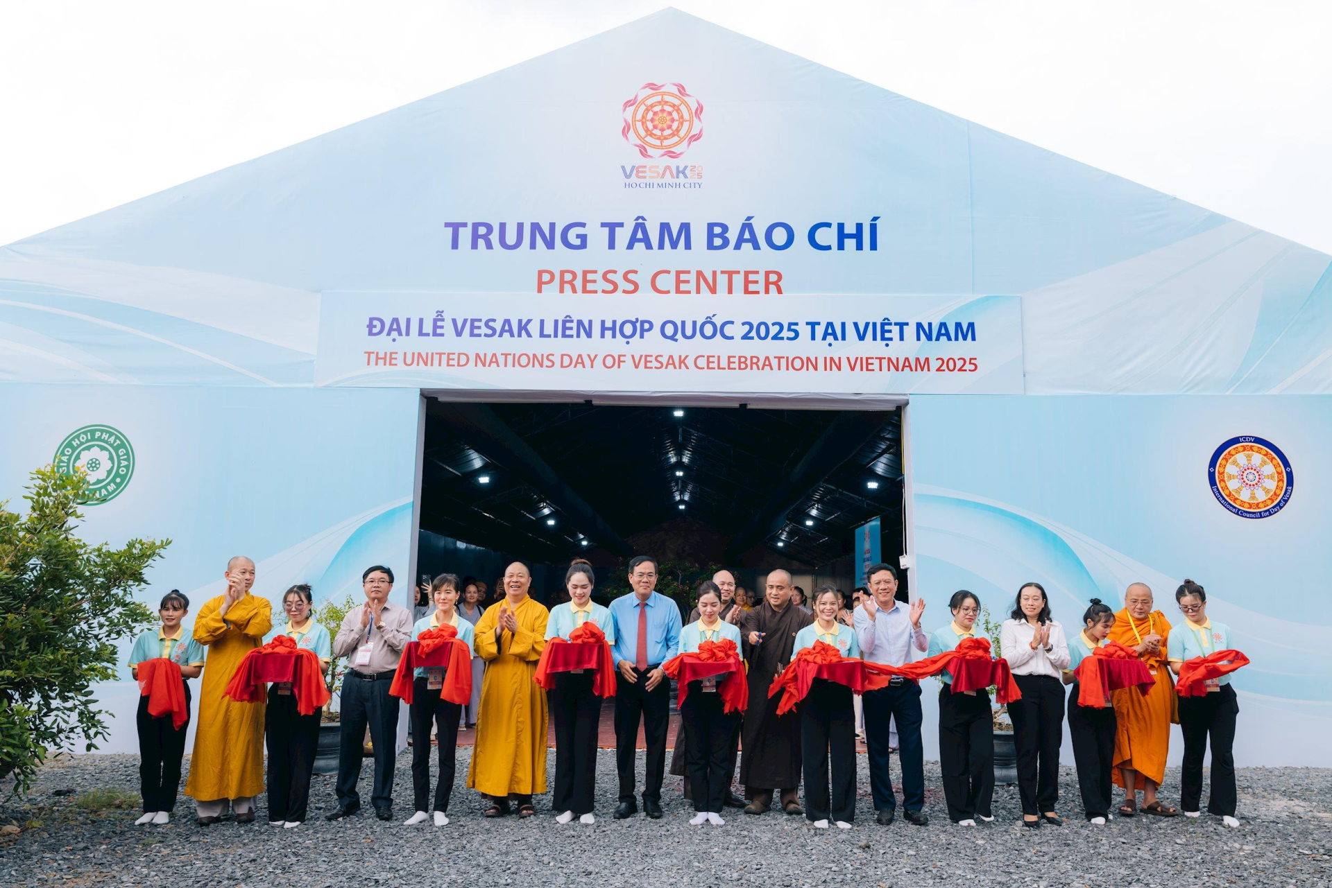 Các đại biểu cắt băng khai trương Trung tâm Báo chí phục vụ Đại lễ Vesak Liên hợp quốc 2025. Các đại biểu cắt băng khai trương Trung tâm Báo chí phục vụ Đại lễ Vesak Liên hợp quốc 2025.