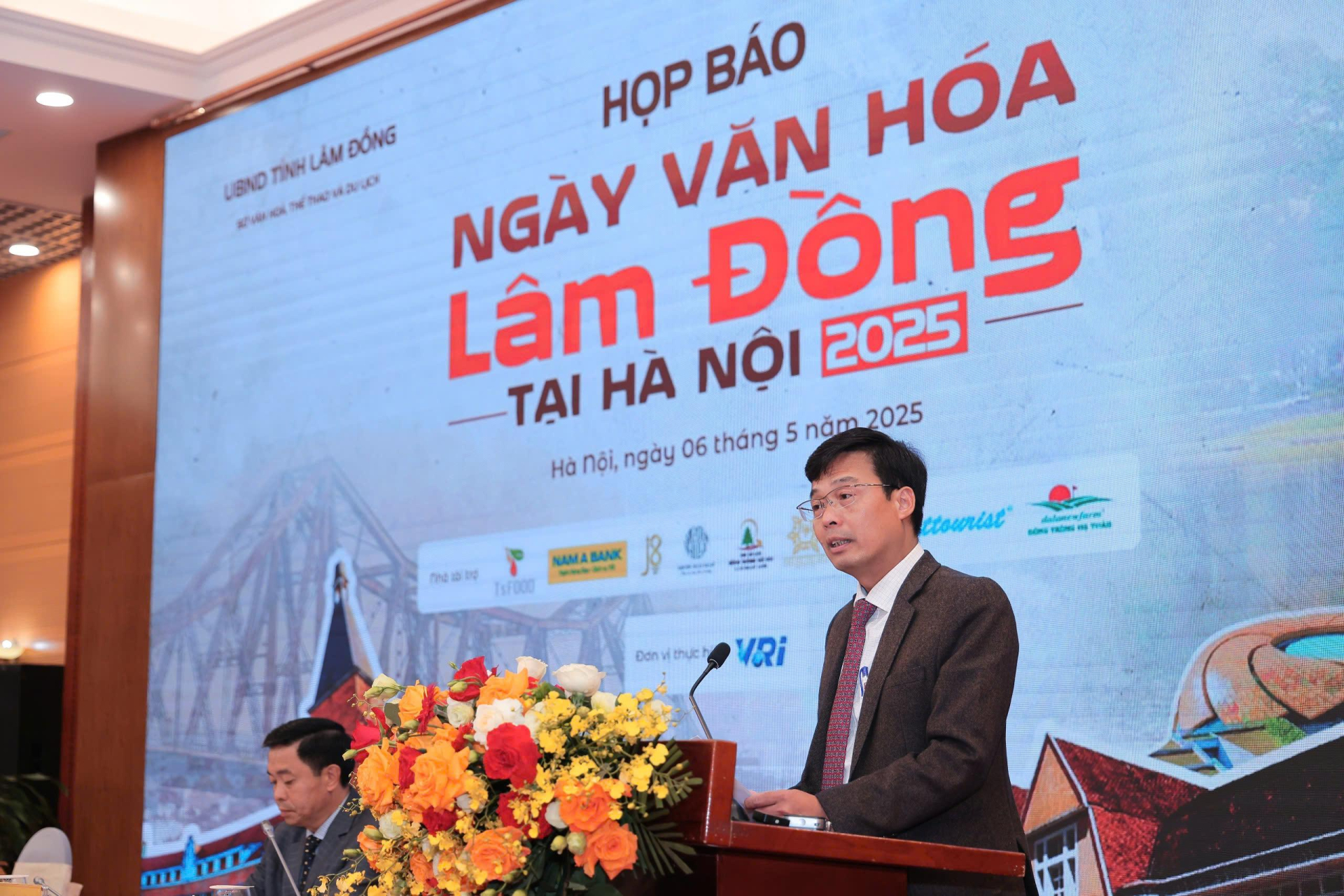 Phó Chủ tịch UBND tỉnh Lâm Đồng Đinh Văn Tuấn phát biểu tại họp báo. Phó Chủ tịch UBND tỉnh Lâm Đồng Đinh Văn Tuấn phát biểu tại họp báo.