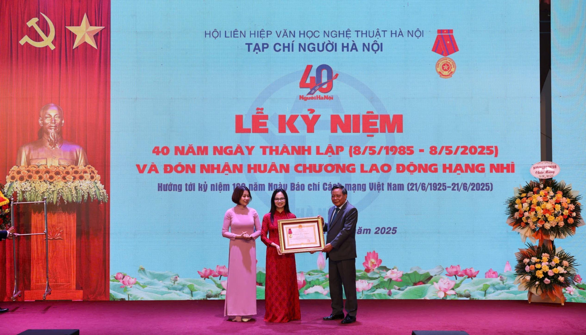 Thừa ủy quyền của Chủ tịch nước, Phó Bí thư Thường trực Thành ủy Hà Nội Nguyễn Văn Phong trao Huân chương Lao động hạng Nhì cho Tạp chí Người Hà Nội. Ảnh Thanh Tùng Thừa ủy quyền của Chủ tịch nước, Phó Bí thư Thường trực Thành ủy Hà Nội Nguyễn Văn Phong trao Huân chương Lao động hạng Nhì cho Tạp chí Người Hà Nội. Ảnh Thanh Tùng