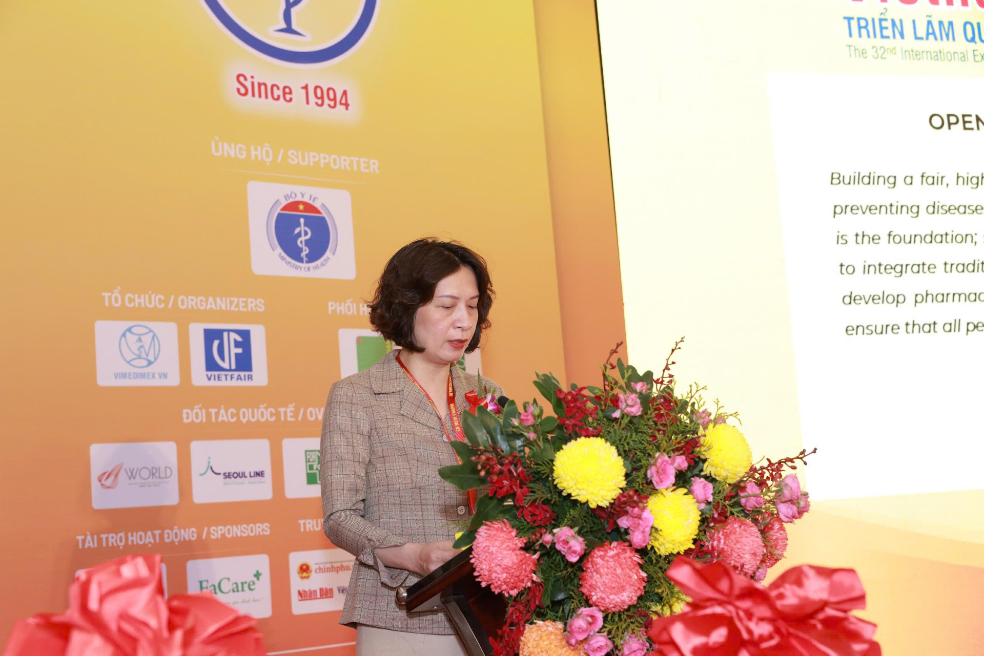 Thứ trưởng Bộ Y tế Nguyễn Thị Liên Hương phát biểu khai mạc triển lãm. Thứ trưởng Bộ Y tế Nguyễn Thị Liên Hương phát biểu khai mạc triển lãm.