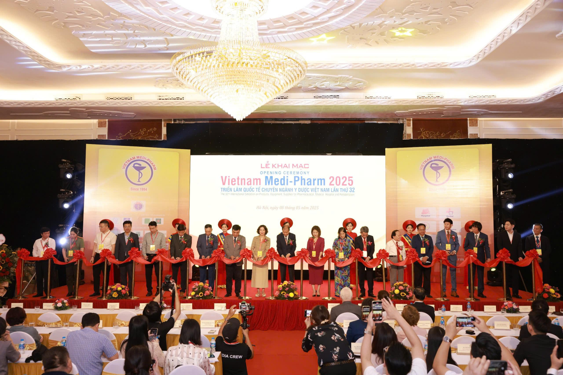 Các đại biểu thực hiện nghi thức cắt băng khai mạc Vietnam Medi-Pharm 2025 . Các đại biểu thực hiện nghi thức cắt băng khai mạc Vietnam Medi-Pharm 2025 .