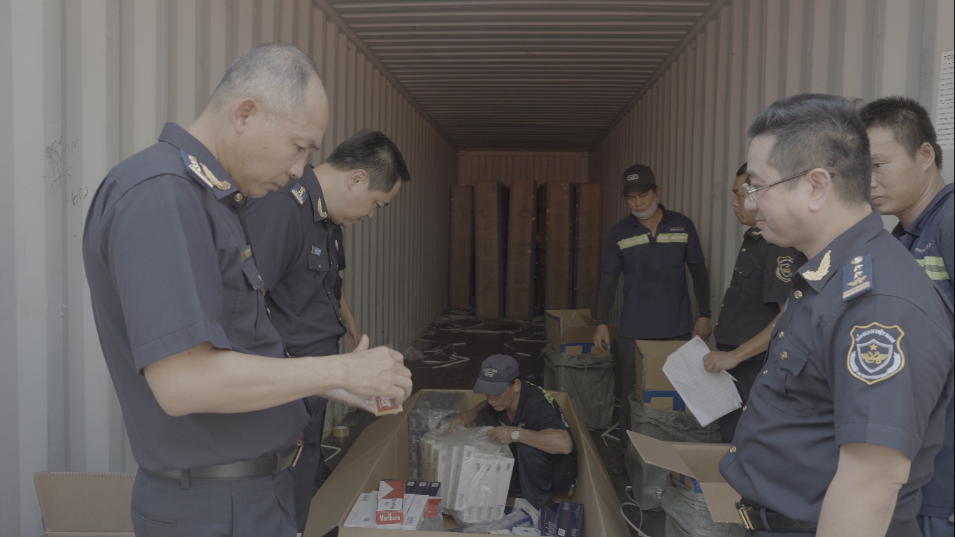 Lực lượng Hải quan kiểm tra container chứa lô hàng thuốc lá lậu. Lực lượng Hải quan kiểm tra container chứa lô hàng thuốc lá lậu.