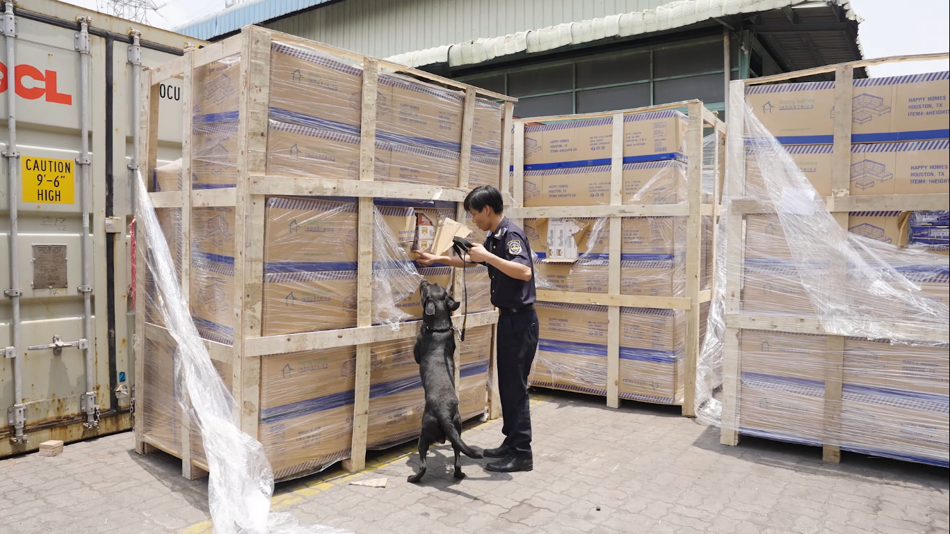 Hải quan sử dụng chó nghiệp vụ để kiểm tra lô hàng. Hải quan sử dụng chó nghiệp vụ để kiểm tra lô hàng.