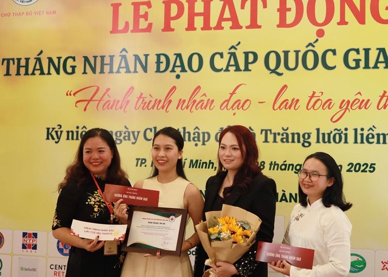 Fan “Anh trai say hi” lan tỏa giá trị bền vững vì cộng đồng - ảnh 2 Fan “Anh trai say hi” lan tỏa giá trị bền vững vì cộng đồng - ảnh 2