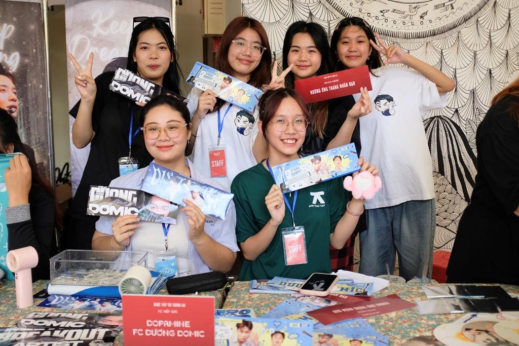 Gần 7.000 bạn trẻ từ cộng đồng người hâm mộ chương trình Anh trai “say hi” mùa 1 đã tham gia chuỗi hoạt động nhân đạo hưởng ứng Tháng Nhân đạo 2025 do Hội Chữ Thập đỏ Việt Nam phát động. Gần 7.000 bạn trẻ từ cộng đồng người hâm mộ chương trình Anh trai “say hi” mùa 1 đã tham gia chuỗi hoạt động nhân đạo hưởng ứng Tháng Nhân đạo 2025 do Hội Chữ Thập đỏ Việt Nam phát động.