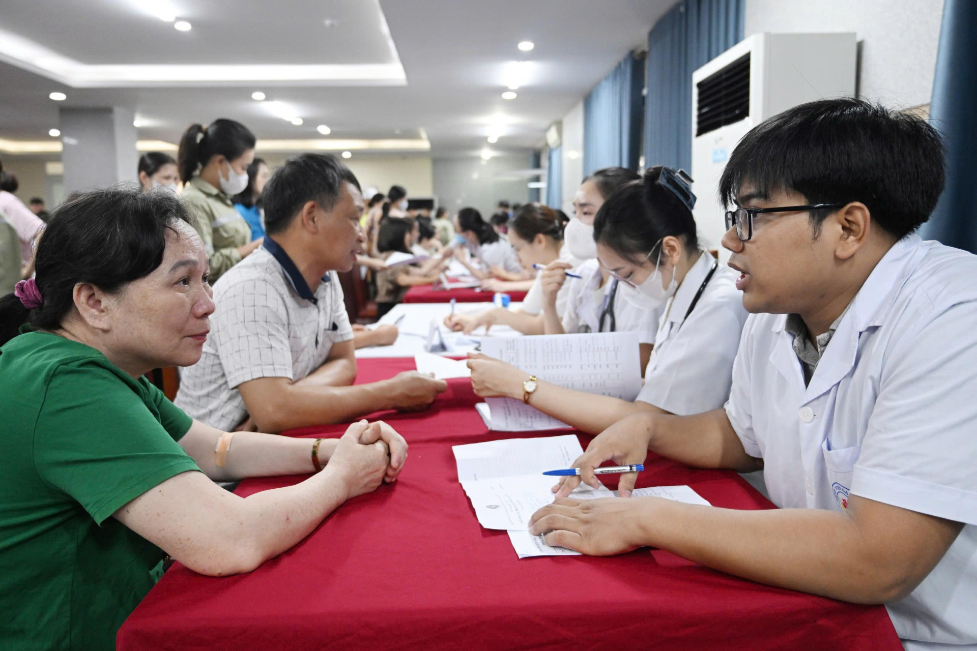 Các y bác sĩ trẻ khám bệnh miễn phí cho người dân tại chương trình. Các y bác sĩ trẻ khám bệnh miễn phí cho người dân tại chương trình.