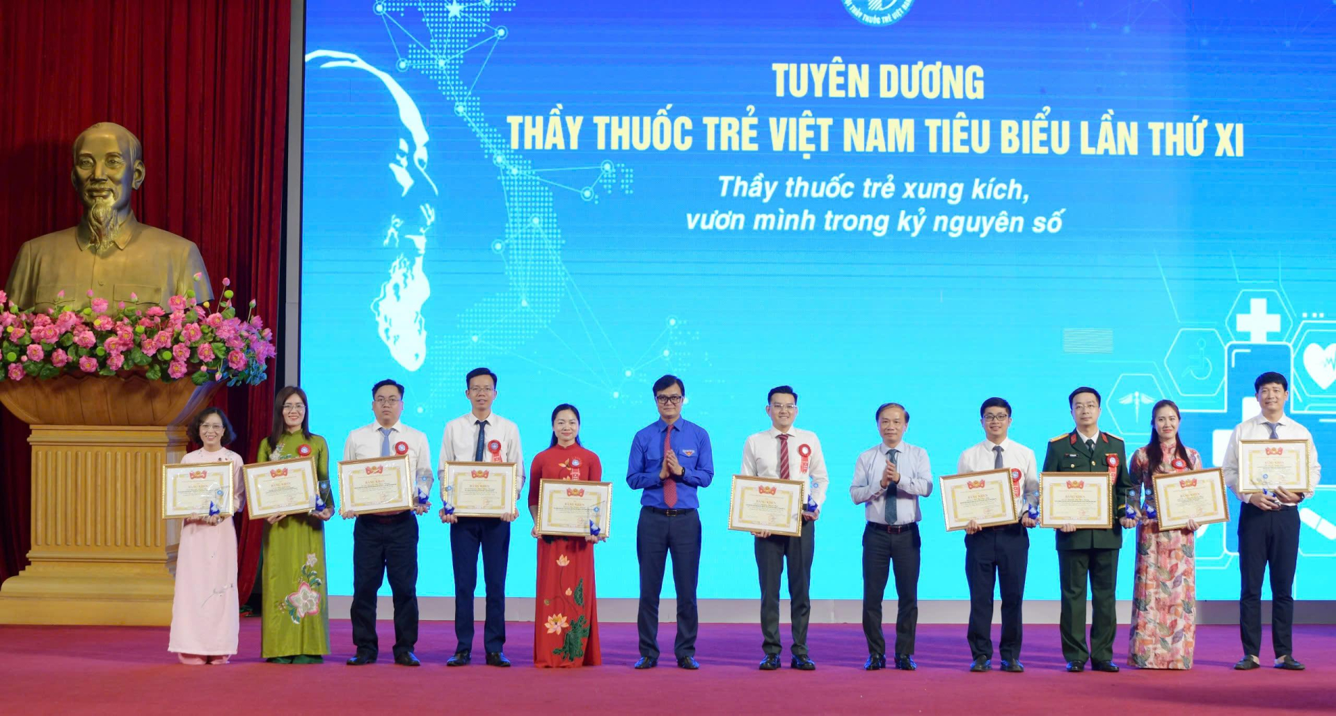 Ông Phạm Tất Thắng và anh Bùi Quang Huy tuyên dương 10 Thầy thuốc trẻ Việt Nam tiêu biểu giai đoạn 2023 - 2024. Ông Phạm Tất Thắng và anh Bùi Quang Huy tuyên dương 10 Thầy thuốc trẻ Việt Nam tiêu biểu giai đoạn 2023 - 2024.