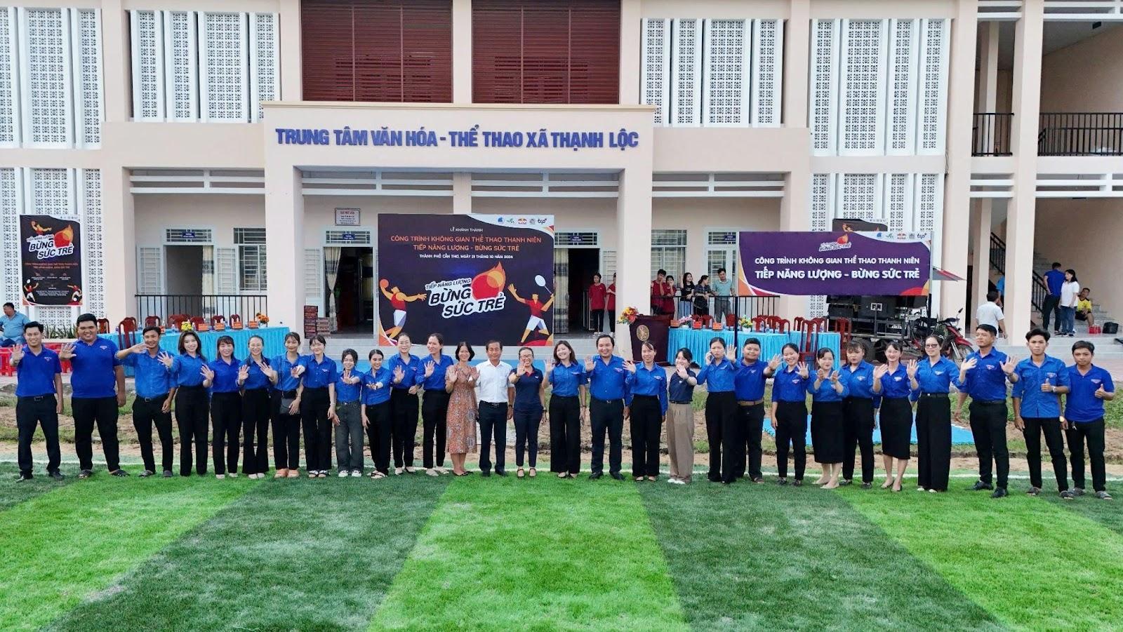Đại diện công ty TCP Việt Nam, Trung ương Hội LHTN Việt Nam và Trung tâm Tình nguyện Quốc gia tại Lễ khánh thành Công trình “Không gian Thể thao Thanh niên - Tiếp năng lượng, bừng sức trẻ” TP. Cần Thơ. Đại diện công ty TCP Việt Nam, Trung ương Hội LHTN Việt Nam và Trung tâm Tình nguyện Quốc gia tại Lễ khánh thành Công trình “Không gian Thể thao Thanh niên - Tiếp năng lượng, bừng sức trẻ” TP. Cần Thơ.